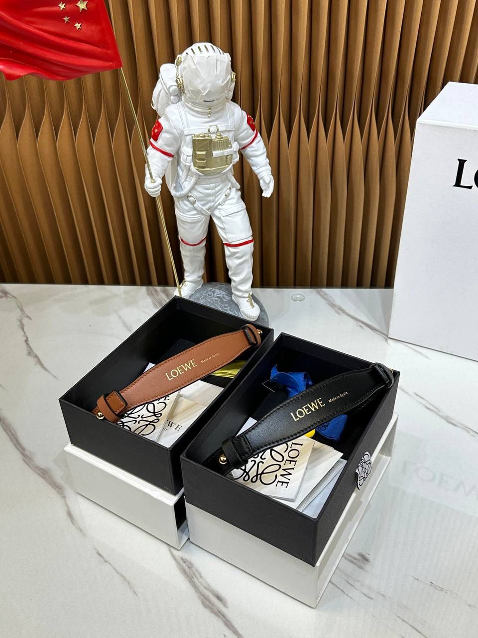 ★𝙇𝙤𝙚𝙬𝙚单配短肩带★棕色 ✅经典小牛皮制作，进口沙菲线，全铜五金。 ✅正面饰以品牌标志性烫金𝙇𝙊𝙂𝙊字体，两侧金属扣固定，🉑️做手提包使用的百搭肩带。 尺寸：55.5-2cm 编码：182323