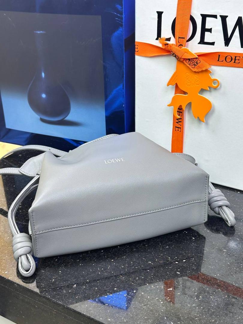 全新升级—𝙁𝙡𝙖𝙢𝙚𝙣𝙘𝙤出货啦✅ ❤️升级版福袋正面新增品牌烫金𝙇𝙤𝙜𝙤代替压印𝙇𝙤𝙜𝙤，肩带加宽同时增加两侧狗扣五金代替原本皮穿扣肩带，精致又便捷🥰 ❤️独家定制皮料五金，小牛皮皮质手感十分柔软且耐用，肩带🉑拆卸🉑调节，多种背法任你选择，容量超大，日常出行必备😍 ❤️独家品控，完全对版细节，全套礼盒🎁包装给你满满的仪式感🥰 迷你尺寸：𝟐𝟑.𝟗-𝟏𝟖-𝟗𝐜𝐦 款号：052030珍珠灰/新