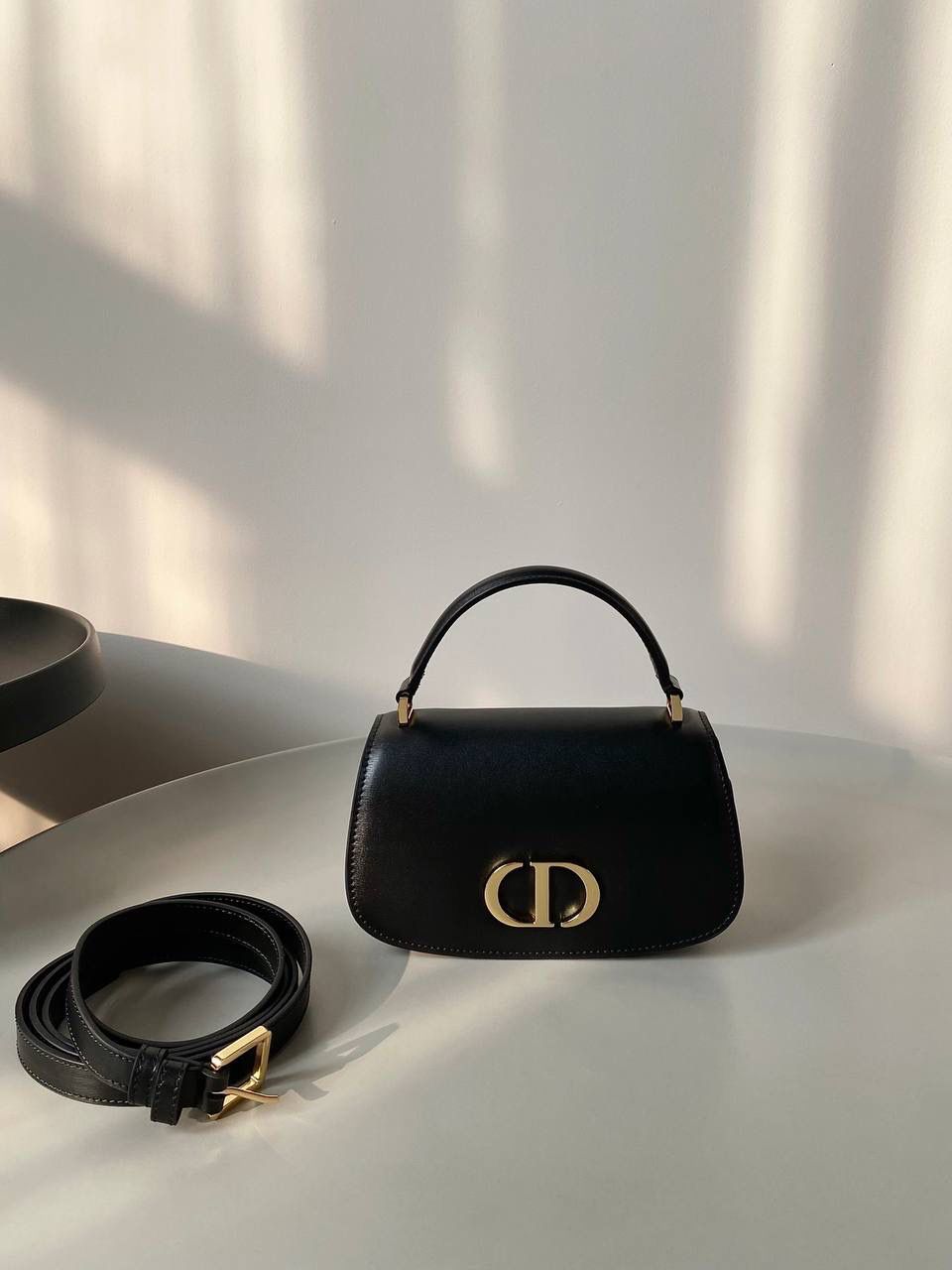 🈶 黑色小号 💙 Dior Top Handle 蒙田30 ✨ 自带手柄＋可调节肩带， 手拎👜 / 肩背 / 斜挎 都可以～ 但我个人最爱它的内里设计 💭 多隔层真的很方便，用起来很顺手 😆 📏 尺寸：19 × 9 × 8 cm