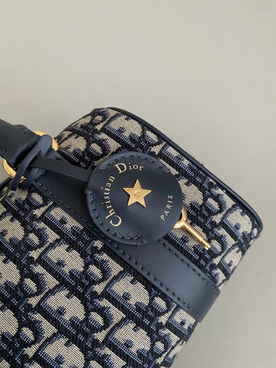 🈶老花蓝 𝗗𝗜𝗢𝗥 𝐠𝐫𝐨𝐨𝐯𝐞手袋·20 枕头包大家都知道 唯一的缺点就是能装 抗造hhh～ 最近最火热度最高的一定是𝙳𝚒𝚘𝚛 𝚐𝚛𝚘𝚘𝚟𝚎 当之无愧了吧！ mini小巧可爱， 最火爆 小号实用性强，推荐五颗⭐ 中号率性酷飒，适合165cm以上的妹子 日常出门容量绰绰有余 20.5 x 13.5 x 12cm #7023m