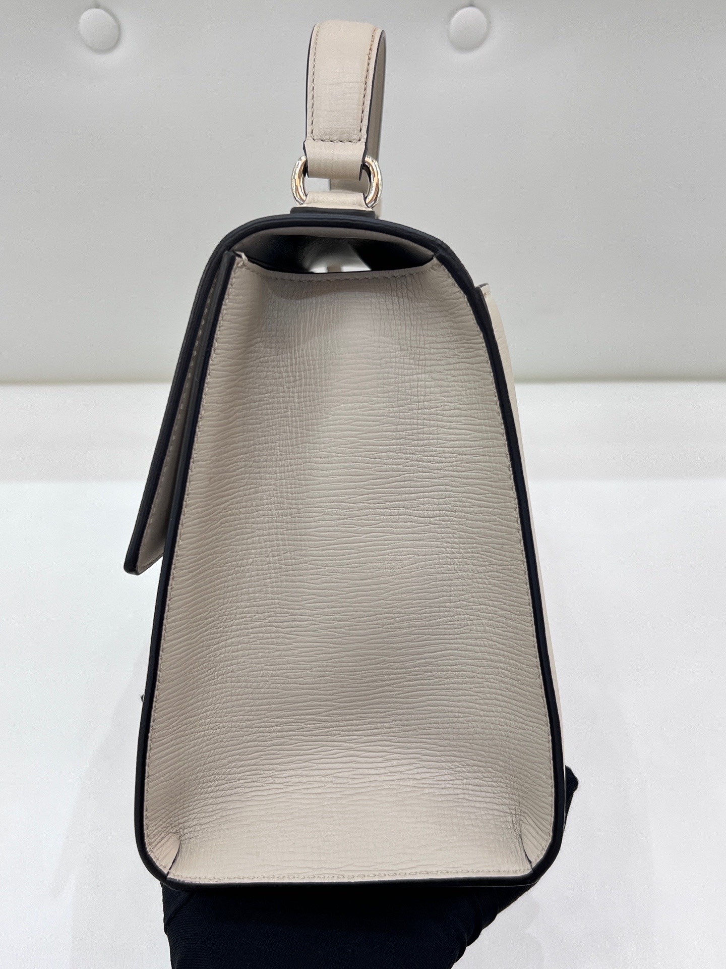 【預訂貨品】閒置新⭐️  Ferragamo Letty系列米白色牛皮斜孭包