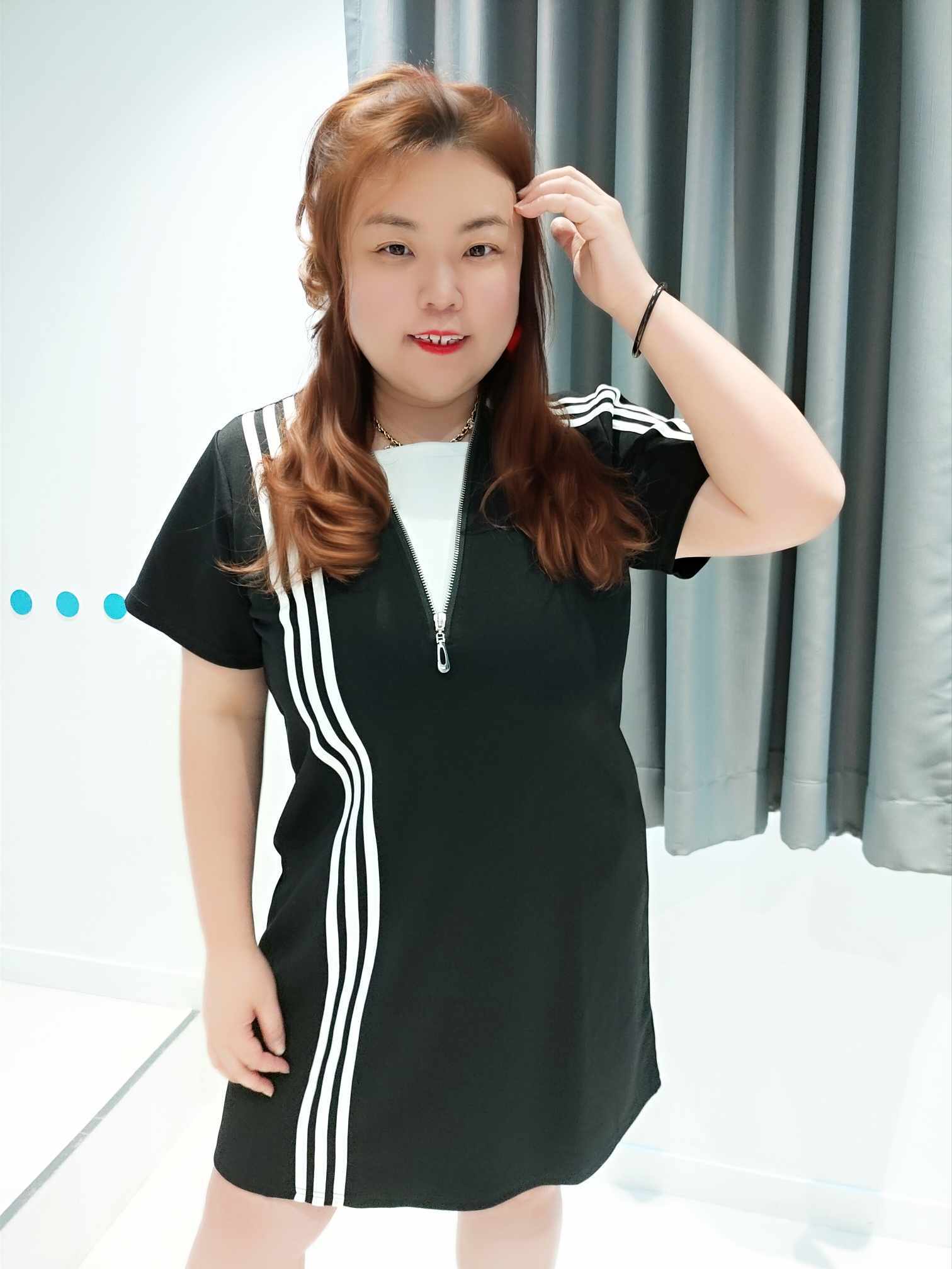 YCA03 25231 假两件式拉链V领连身裙