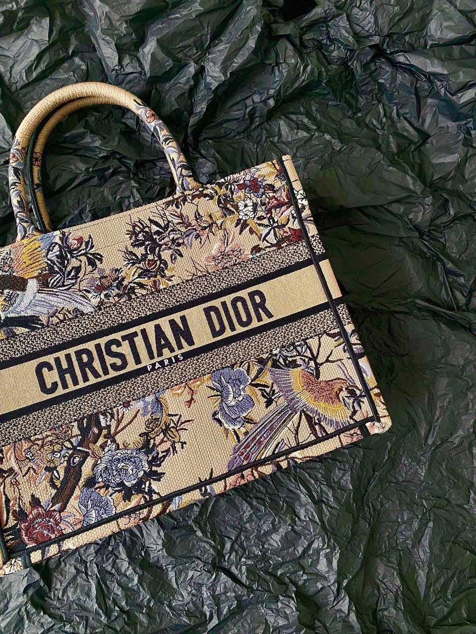 🈶浅咖花卉中号 𝗖𝗗 𝗕𝗼𝗼𝗸 𝘁𝗼𝘁𝗲购物袋"冬日花园" 充满诗意和繁花盛放，对花卉的喜爱 即使在严寒的冬天都要鲜花围绕 这是刻在骨子里的浪漫 这不只是包，还是艺术品😎 36.5×28×17.5cm