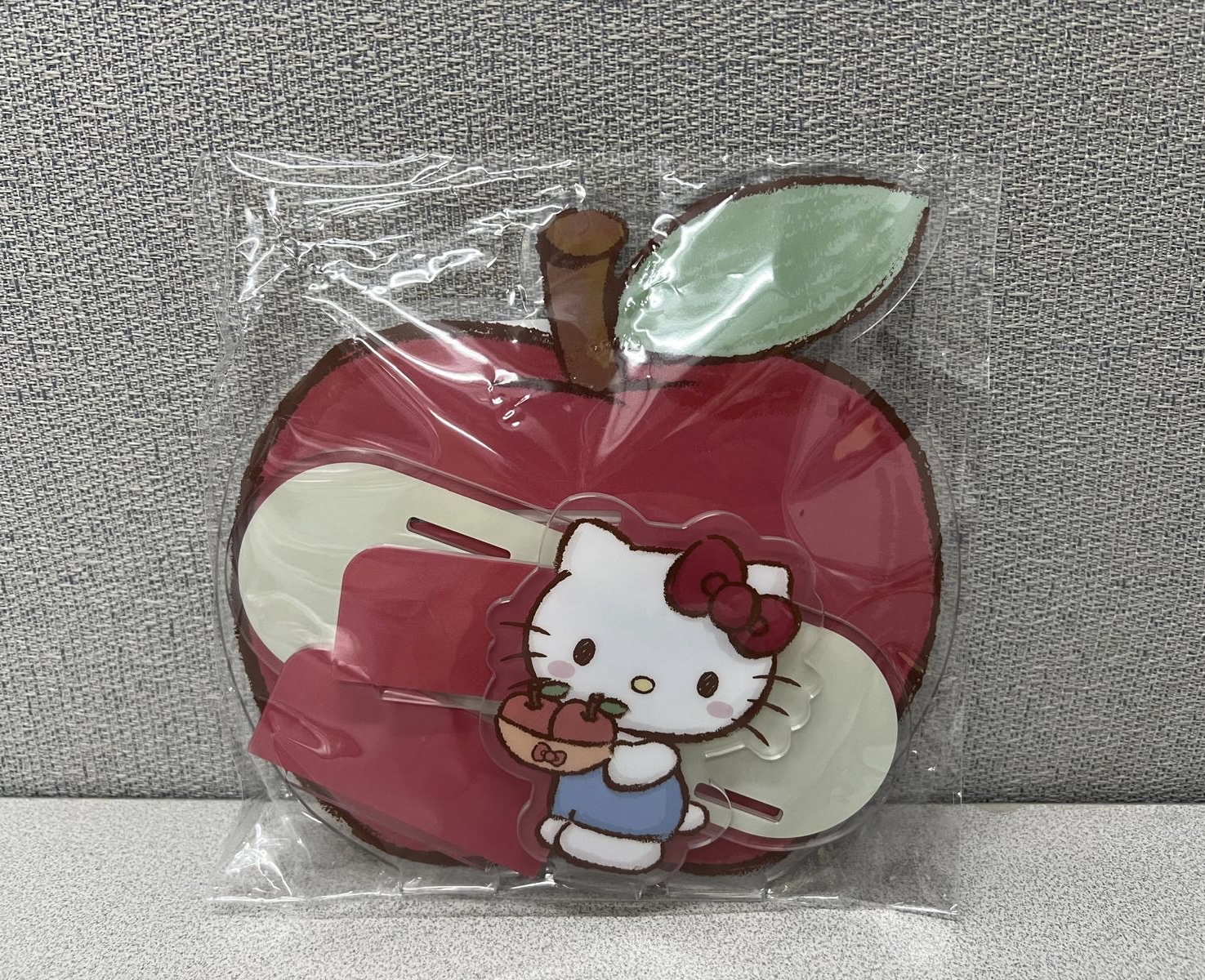 上海限定 Hello Kitty 蘋果造型展示架