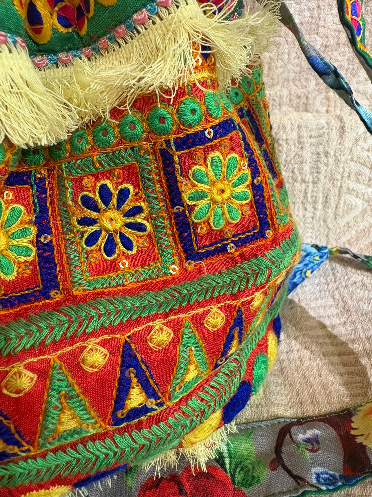 泰國-Mitra Collection - 併布黃綠色刺繡花水桶包