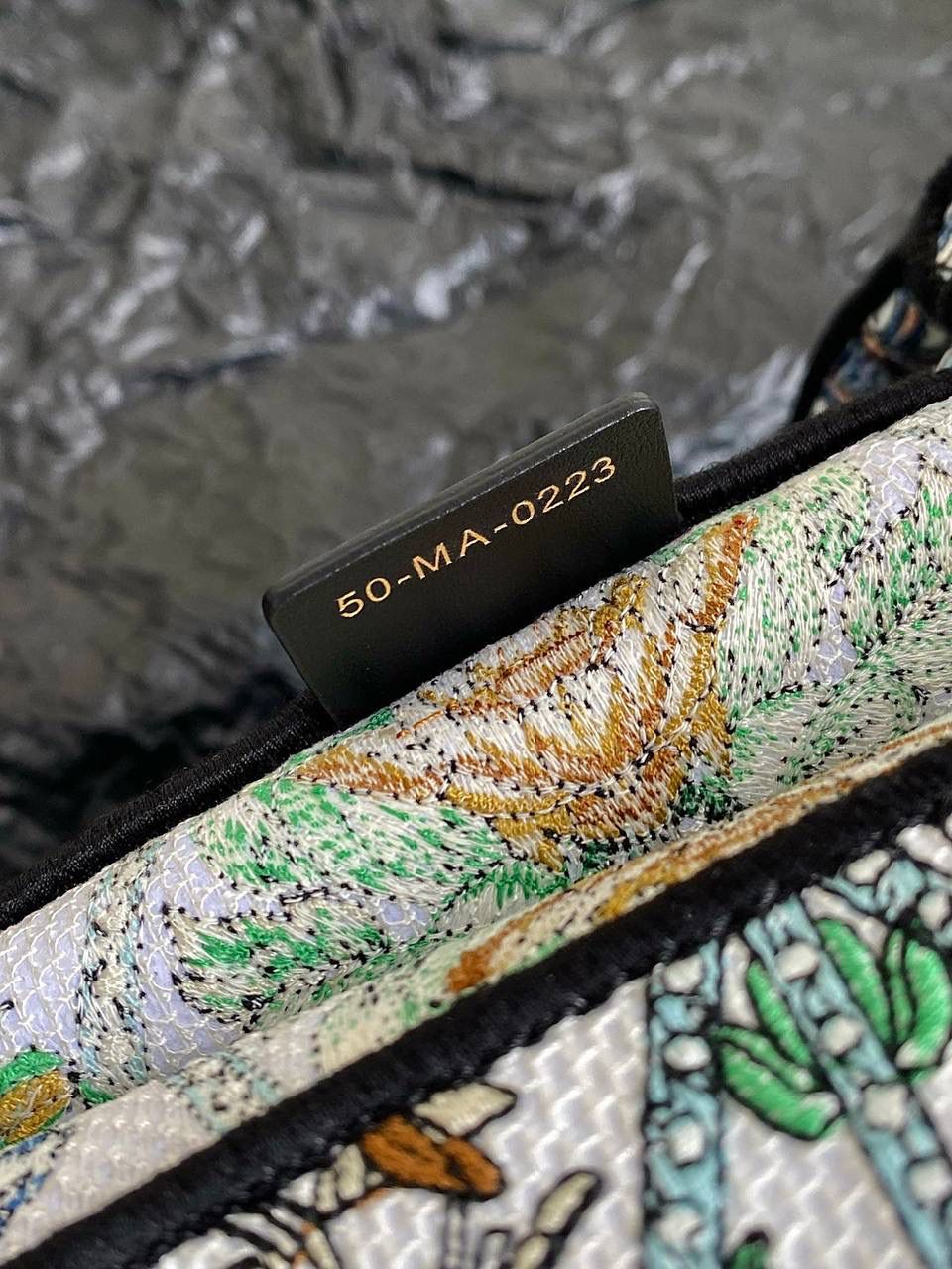 🈶丛林绿，中号 𝗖𝗗 𝗕𝗼𝗼𝗸 𝗧𝗼𝘁𝗲 23限定购物袋 对于我这种偏爱彩色的来说，简直惊叹 不得不说被这只戳到，好美很适合去度假🏖️😍 印度异域风情，大自然永远有的灵感 绿色的繁茂植物和幸运星结合在一起 有种扑面而来丛林夏日的神秘，且高级🌳 多元素的文化交流，是一只行走的艺术品 36.5×28×17.5cm