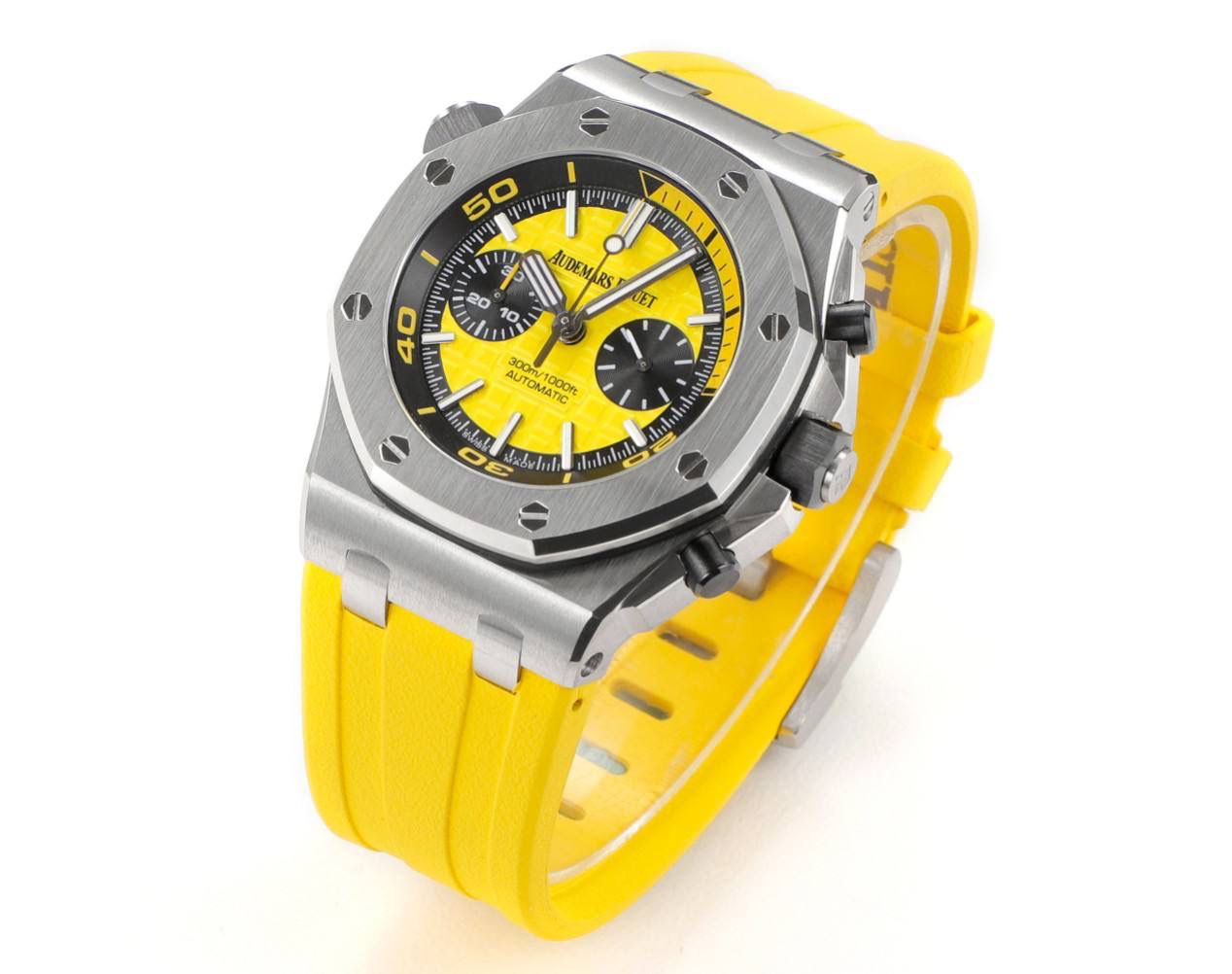 🚀AP爱彼皇家橡树系列水果腕表💯 型号：26703 跑秒计时自动机械男表 搭载原版cal.3124机芯 直径：42mm 超强夜光 1.表壳材质选用的316L精钢，经过CNC一次成型锻造了42mm的表径，表壳在经过拉丝工艺多次打磨抛光后做到了无懈可击，包括螺钉也一致还原 2.表盘字面格纹错落有致，立体感很强。刻度线粗细程度以及长短均与正品保持一致。条钉时标内部填充超强夜光材料。两组小圆盘对称分布，就像两只小眼睛。盘面内有一圈一圈的放大环，细节处理很到位。 3.橡胶表带表面的磨砂质感很强.采用无味不沾灰尘的进口橡胶，只为提高佩戴的舒适感 4.前后玻璃都采用蓝宝石水晶镜面玻璃，镜面通透性也很强。这款腕表采用3124机芯，做到了外观和正品的极其相似，走时精准稳定！！！