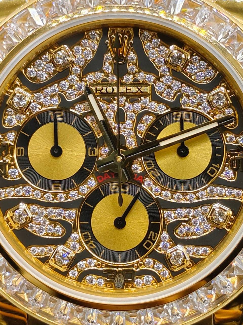 劳力士 迪通拿 Daytona「Eye of the Tiger 猛虎之眼」 型号：116589TBR（特殊款） 表径：40mm 机芯：7750 自动计时机芯 功能：计时、防磁 材质：白金 / 黄金 外观特色：黑金虎纹面盘，灵感来自老虎斑纹 外圈镶 36 颗 T 方钻 表盘与刻度满钻，奢华醒目 定位：2019 年巴塞尔表展推出的高端特殊款 特点：官方低调款，不在官网和普通门店展示 整体风格：强烈、霸气、极具辨识度，被表迷称为“虎纹迪通拿 / 猛虎之眼”🔥🔥🔥