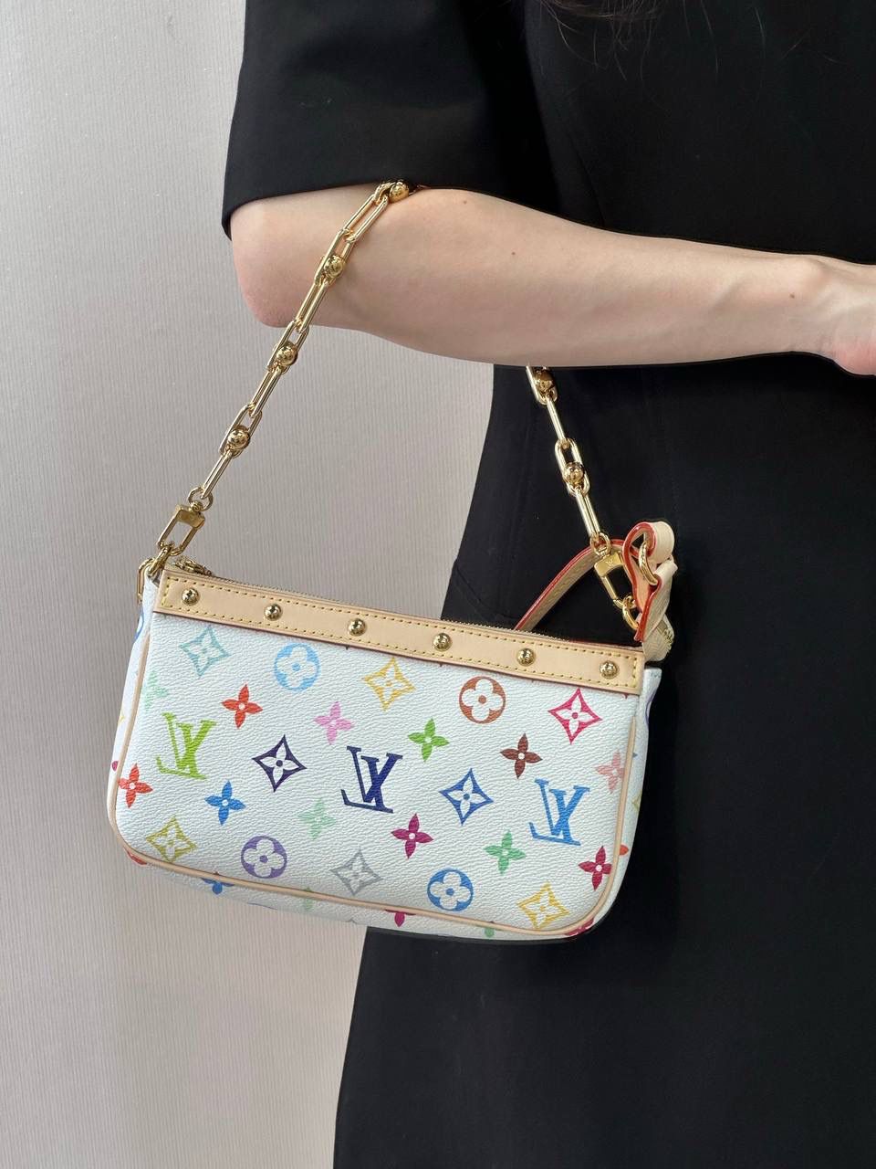 LV白三彩村上隆合作款麻将包来了👜✨ 刘亦菲都爱的白三彩麻将包！有被惊喜到！这小东西真的太得我心了。白底上点缀撞色的三彩老花，真的有被这个配色嗲到！ 这款包虽然小，但是五金非常多，全钢五金的成本你们都懂的！咱家的lv牌，只做顶级版，所以用料、做工、包型都没得挑了～配全套包装发货，实用与颜值并存的神奇爆款🔥🤟🏻 尺寸：22-13-4cm