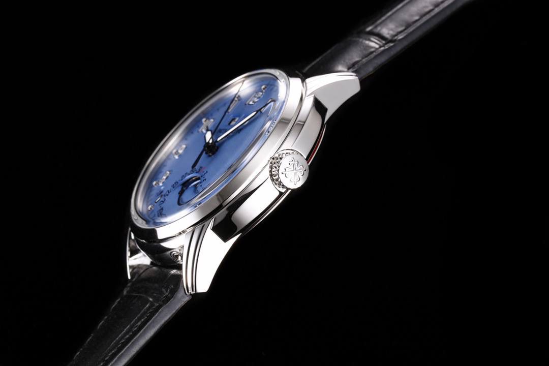 KR工厂耗时三年 打造顶级经典百达翡丽5320G-001超级复杂功能时计 40毫米一体冲压成型的双层式精钢表壳。 ①表盘边缘刻印有密分秒数刻度，配金质超强夜光阿拉伯数字 ② 时分针原版开模以巴顿式设计为基础，配以尖长的针尖，特色造型呼应1950年代Ref.1463计时码表的指针 ③表盘6点位置月相显示及日期 ④4点位置为闰年显示， 8点位置为日/夜24小时显示。注：非市场假功能版本。上面两位置功能为星期各月份 。 所有功能均有全真功能。⑤搭载KR独家324 S Q自动上链机芯 无论外观或是性能都是一丝不苟 完美的控制了表头厚度。 KR不惜重本，所有功能厚度全力还原如官网同步真功能！！！ 欢迎各大表友品鉴！！！