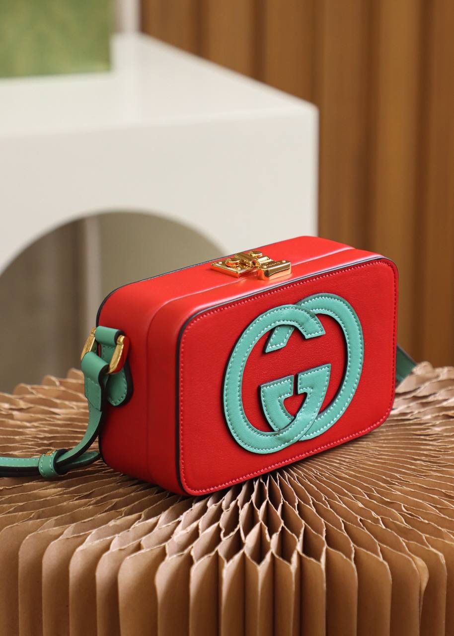 ▪️ 𝙂𝙂盒子包 高级感撞色设计#658230#▪️ ✔️尺寸：17*10*5.5cm 小古新品𝙂𝙂撞色设计盒子包， 这一届的新品太让人眼前一亮了， 撞色的设计搭配盒子包造型， 自带可爱少女气息，竟然附带一丝复古元素！ 盒子包造型搭配经典的𝙋𝙖𝙙𝙡𝙤𝙘𝙠系列锁扣， 可爱的元素搭配经典的搭配融合得恰好！🌈 爱了，双𝙂增添了当代时尚格调！