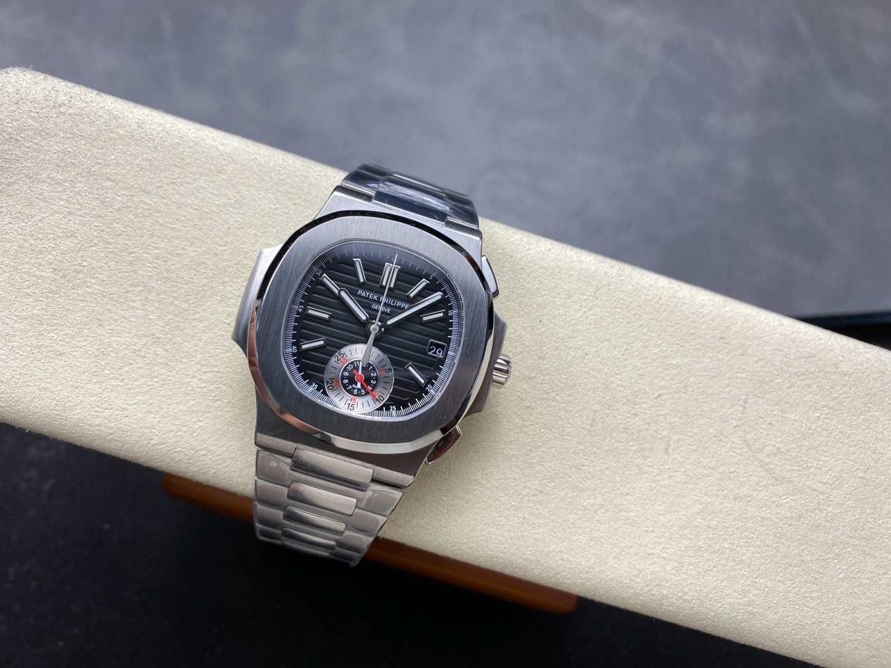 V2版真功能🌐真小秒！3K工厂 百达翡丽鹦鹉螺5980/1A-014多功能计时腕表V2版本，真小秒、真功能！【表壳】腕表尺寸40.5毫米，同正品一致的枕型表壳采用正面拉丝，侧面抛光的两种工艺组合，层次感分明，质感十足。尽显精湛工艺。【表带】采用原装表带一比一量身打造，每节表带的中央抛光部位，都能呈现钻石的形状，尽显高级质感。【机芯】3K厂采用定制版PP.CH28-520机芯，完美还原正品，时分秒，日期，和计时大秒功能。欢迎各位表友品鉴🌐