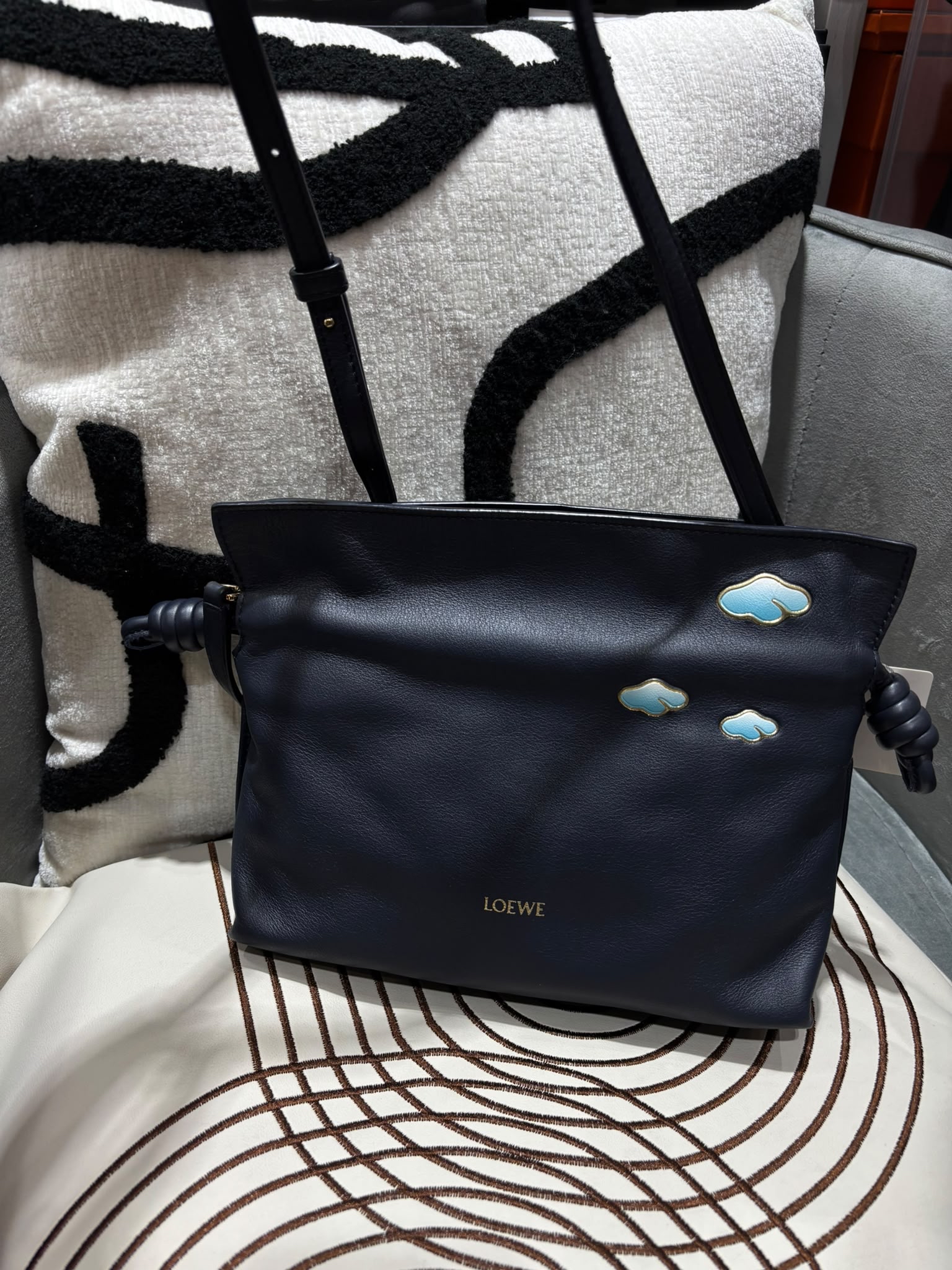 Loewe flamenco clutch 雲朵 limited edition 100%Authentic, 98%New ✅Dust bag