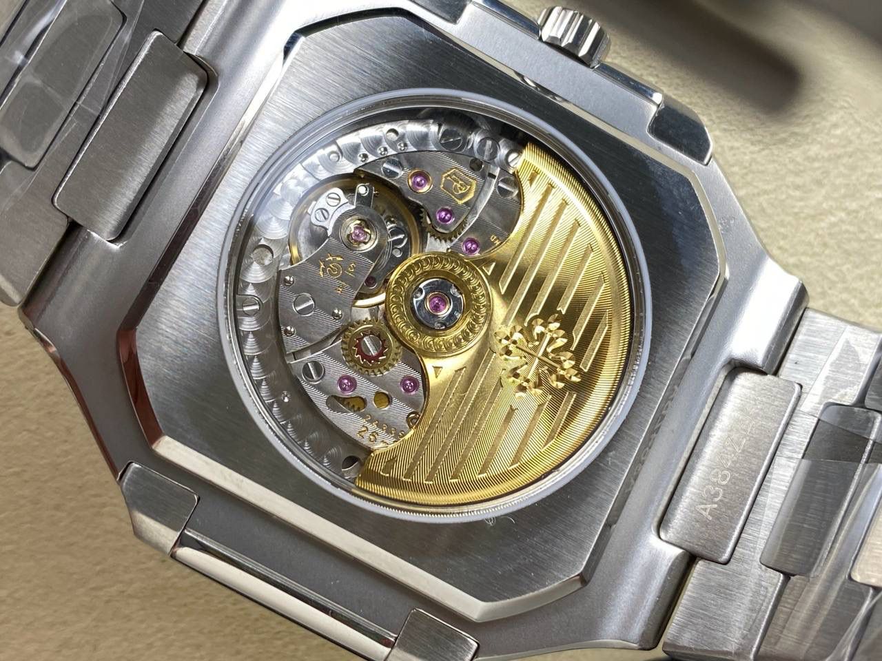 百达翡丽 方形 新系列CUBITUS 5821腕表 亮点特色：1️⃣机芯:搭载定制9015改Cal.26-330 SC一体机，调时不停秒，调时不停秒，摆轮位置均与正品一致，自动上链机芯。2️⃣钢带:316L定制级人体工程学表带，新扣款式。3️⃣表壳:尺寸45毫米厚度仅8.3mm，为表壳对角线长度(即10点位至4点位),因为表壳近似于方形，上下边的宽度会小于这一数值，所以视觉效果并不是很大。 搭配上，5821属于运动风格腕表，日常搭配正装和休闲风格也可以。