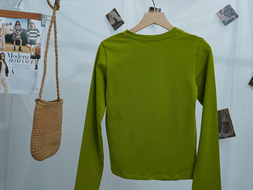 Front Cut-Out Slim Fit Long Sleeve Top ‖ 前胸镂空修身长袖上衣 KR013421