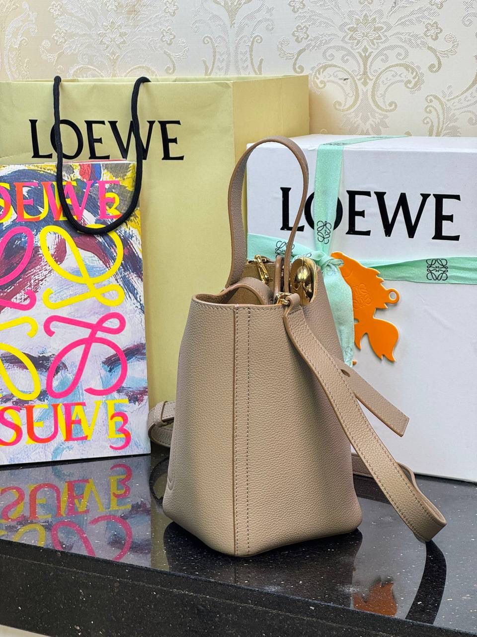 ♥️𝙈𝙞𝙣𝙞 𝙋𝙚𝙗𝙗𝙡𝙚 𝘽𝙪𝙘𝙠𝙚𝙩 ——【米杏荔枝纹】 尺寸：𝟏𝟔-𝟏𝟔-𝟗.𝟓𝐜𝐦 编码：062339 🎈标志性Anagram鹅卵石点缀，配以纯粹简约线条以及瞩目设计风格，诠释全新𝙋𝙚𝙗𝙗𝙡𝙚手袋👜 🎈自带一根🉑拆卸🉑调节的肩带，一包多背，多样化风格，秀场大放异彩😀内里容量超大，日常实用性强👌 🎈配全套专柜礼盒🎁，给你满满的仪式感👀