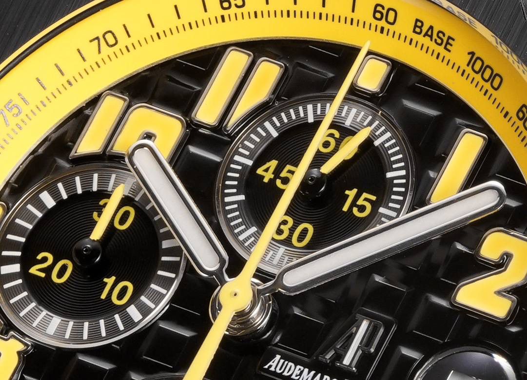 🚀皇家橡树离岸型26400/26238/26470系列正式登场！款式最全，做工最好的爱彼计时款腕表来了，有做工好的顶级货😍💯廉价的小厂货就别去考虑了！ 1，机芯采用12位小秒的定制版3126计时机芯，完美还原原版所有功能。经过精密打磨，大大加强了其稳定性。 2，其中碳纤维系列表壳采用全新碳纤维复合材料——「Carbon TPT® B.4」打造，这种高科技材料比常规 Carbon TPT® 密度提高4%，纤维硬度提升15%，树脂强度提升30%，材料结构经过各项异性优化，保持轻盈同时无比坚韧，提供迄今最强的抗冲击性能。 3，字面颜色均采用目前最先进电镀技术，非几年前的简单喷漆技术。每一个巧克力格纹装饰，通过CNC级别打磨，无限接近原版。 4，同步原版搭载微微活动头粒，胶带采用进口氟橡胶材质，皮带采用美洲鳄鱼皮材质，更加耐磨耐造。