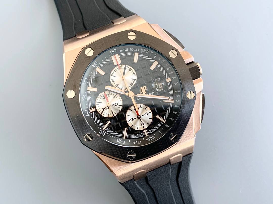 爱彼皇家橡树离岸型🔥💯横空出世。引用全新的彩色陶瓷锻造技术，表壳与圈口的选料，不惜重本使用日本进口的氧化锆，无需任何颜料，以超高的压力与超高的温度锻造，形成超高密度的彩色陶瓷，再经过百里挑一，确保每一个成品都与原版毫无色差！CNC级别的打磨，将整一个表壳的边边角角完美处理，即使陶瓷，也做到毫不割手。圈口的拉丝，经过顶级的打磨技术，做到每一丝每一线都毫无断续，每一颗六角螺丝都与表框处在同一平面，拒绝一丝一毫的凸显与凹陷，诠释了何为顶级的复刻工艺！