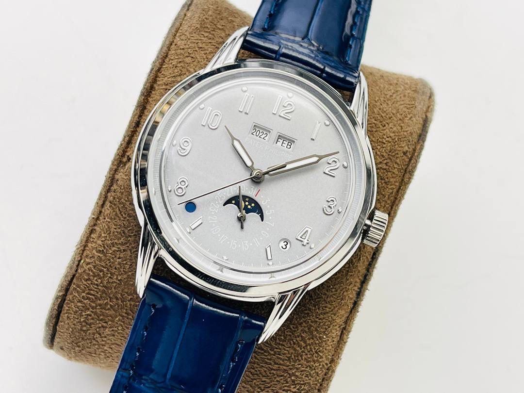 百达翡丽5320G-001超级复杂功能时计腕表！🚀🚀 1⃣️直径40毫米！ 2⃣️一体冲压成型的双层式精钢表壳，致敬了经典的设计语言奶油色的表盘营造复古氛围，表盘边缘刻印有密分秒数刻度，配金质阿拉伯数字及五分钟凸圆刻度字钉，更有立体感。时分指针以巴顿式设计为基础，配以尖长的针尖，这特色造型是呼应了 1950 年代 Ref. 1463 计时码表的指针。表盘6点位置是月相显示和日期分拨。所有的万年历标志都很好，一眼就能读懂。 3⃣️搭配仿324 S Q 自动上链机芯，是 324 自动上条传奇机芯的精装版本。机芯夹板桥经倒角，边缘作细意打磨，主夹板饰以鱼鳞纹，而夹板则缀以日内瓦波纹，夹板表面有包金雕刻，螺丝凹槽经打磨和倒角，连钻孔亦同样经打磨处理。 4⃣️搭配朱古力啡色牛皮表带，进一步带出复古气息。