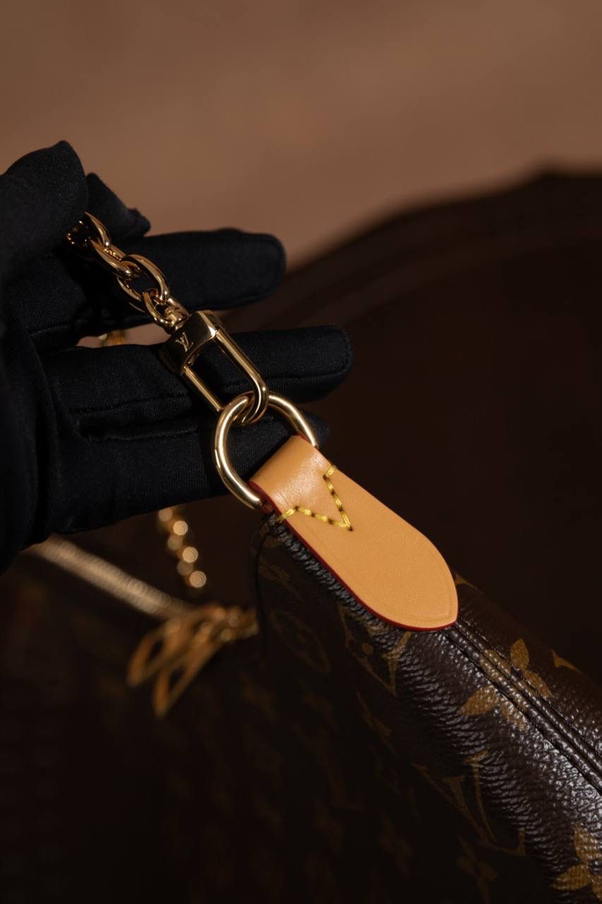 LV黄牛角😍 这款真的很火，一出就知道是爆款🔥 牛角包造型，小巧又可爱，但真的很能装，日常出门完全够用。 复古老花＋时髦设计，颜值超高，随便背都好看‼️ Size：29 × 16 × 9.5 cm 好看＋实用兼顾，真的属于那种买了不后悔的款💖