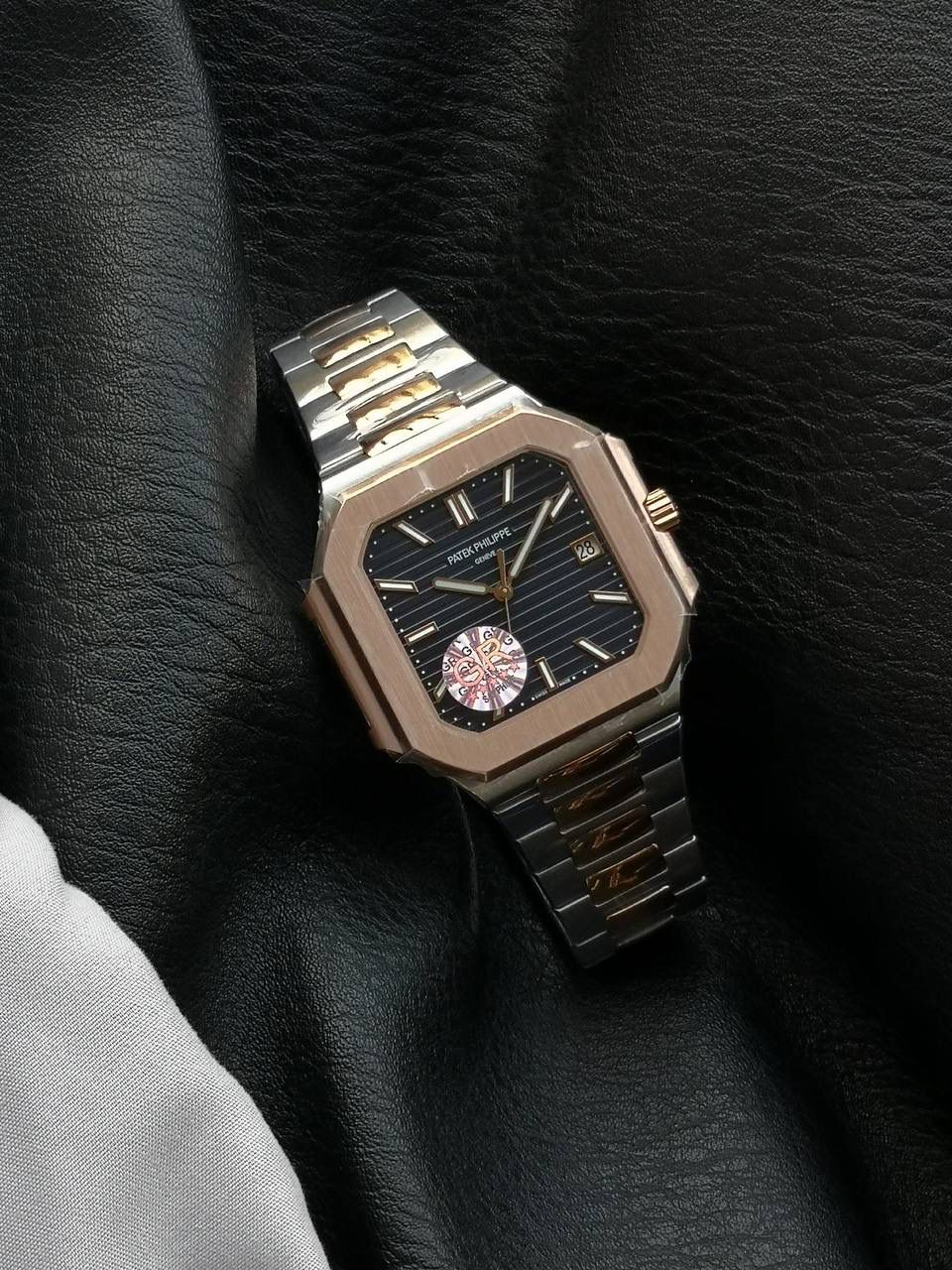 百达翡丽 方形 新系列CUBITUS 5821腕表 亮点特色：1️⃣机芯:搭载定制9015改Cal.26-330 SC一体机，调时不停秒，调时不停秒，摆轮位置均与正品一致，自动上链机芯。2️⃣钢带:316L定制级人体工程学表带，新扣款式。3️⃣表壳:尺寸45毫米厚度仅8.3mm，为表壳对角线长度(即10点位至4点位),因为表壳近似于方形，上下边的宽度会小于这一数值，所以视觉效果并不是很大。 搭配上，5821属于运动风格腕表，日常搭配正装和休闲风格也可以。