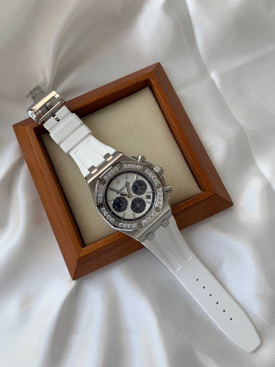 爱彼女款、小红书爆款，喜欢大表盘的女生、必备款，表盘37MM、蓝宝石防刮花玻璃，316精钢表壳、纯手工镶嵌32颗莫桑钻、搭配瑞士多功能石英机芯精准走时，表带采用进口橡胶工艺，佩戴舒适不过敏、折叠扣设计，佩戴便捷，数量有限，先到先得，多种色系，穿搭任选！