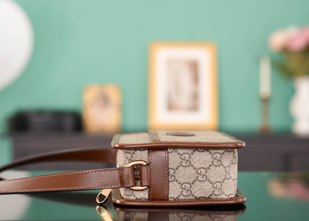 🥯GG Supreme帆布饰互扣式双G迷你手袋 相机包22cm 正品售价,400 小巧玲珑的长方形造型， 融合源自品牌典藏设计的符号元素和材质，打造出令人惊艳的复古风格 包身很轻便，而且空间很好， 体验感巨赞，男女同款，情侣款， 简约的颜值，却别具风格~ 官方款号 658572 尺寸：22.5x14x7cm