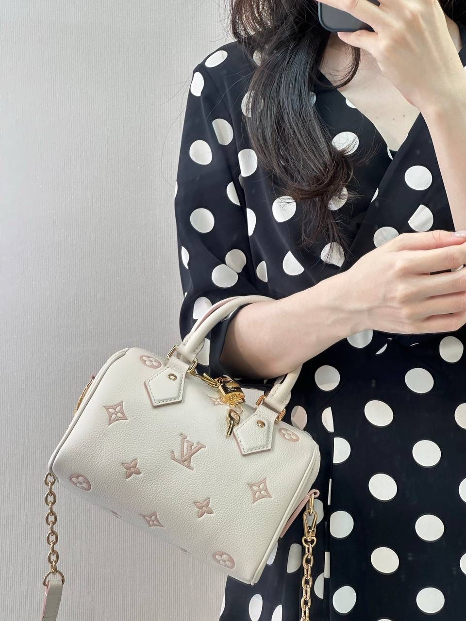 作为驴家常年断货的经典款speedy枕头包，一出道即巅峰，哪怕是到了现在也一直是时尚达人潮人最爱的包款！热爱时尚潮流的你一定在不少街拍秀，小红薯🍠围脖🧣上也能看到它的身影！年年的经典大爆款！ 这 尺寸：20.5 x 13.5 x 12cm