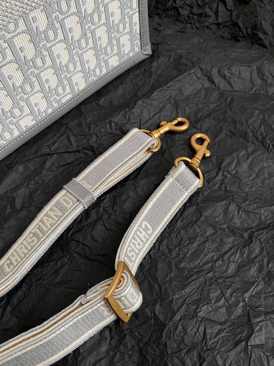 🈶老花灰，中号 𝗗𝗜𝗢𝗥 𝗯𝗼𝗼𝗸 𝘁𝗼𝘁𝗲24早春新款 不得不说，D家确实好会玩啊🤩 可以背的托特来了！简直不要太棒 在最最最经典的托特上又衍生爆款了🤍 越来越多人爱背大包真正的无性别之分 不管手拎斜挎，通勤健身出差毫无压力 整体有型不会塌，恨不得天天背 大包爱好者可以闭眼收了！！😍 36×16×27cm