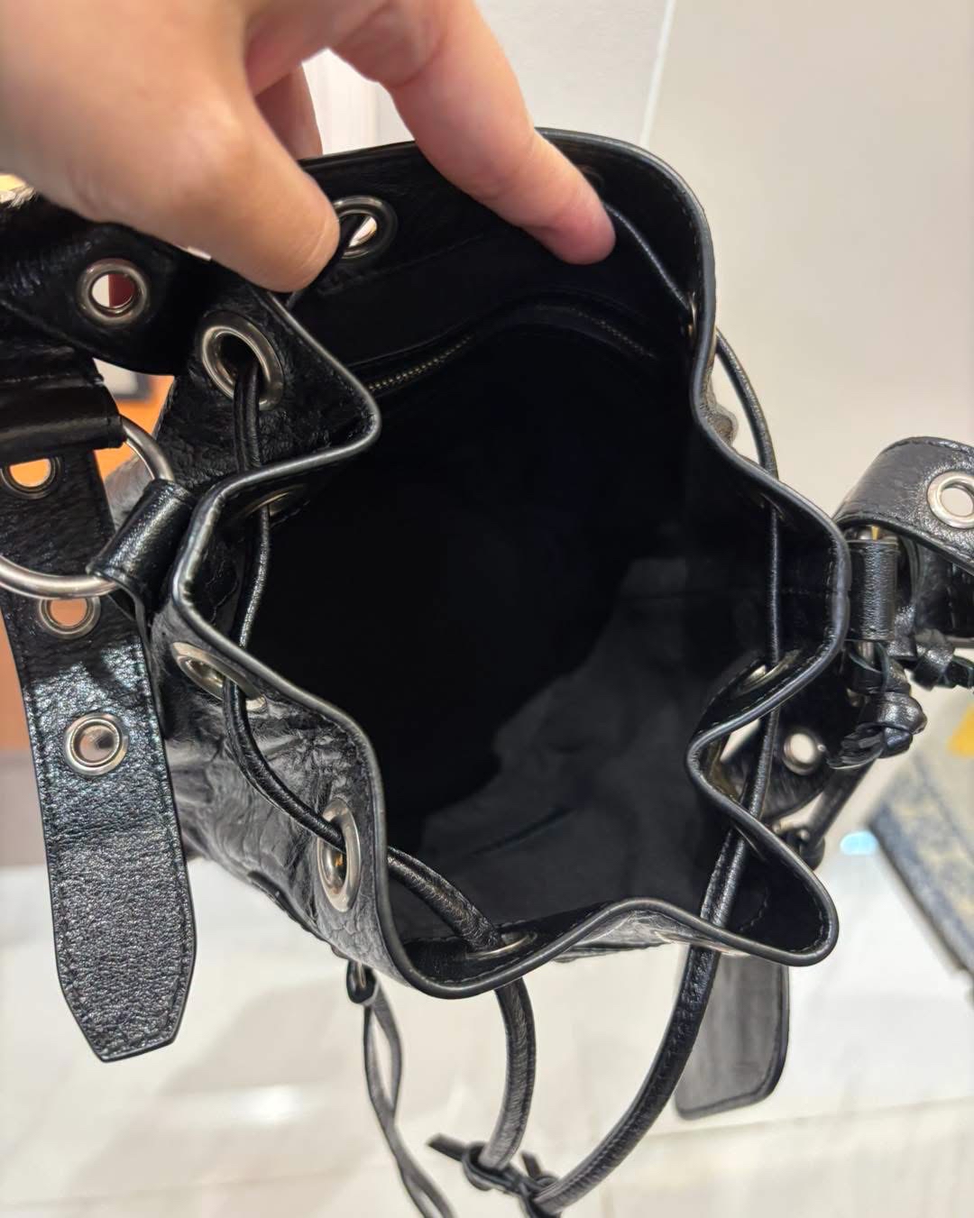 Balenciaga le cagole bucket bag Blac 100%Authentic ,98%new  ✅收據✅mirror ✅coins bag✅dust bag