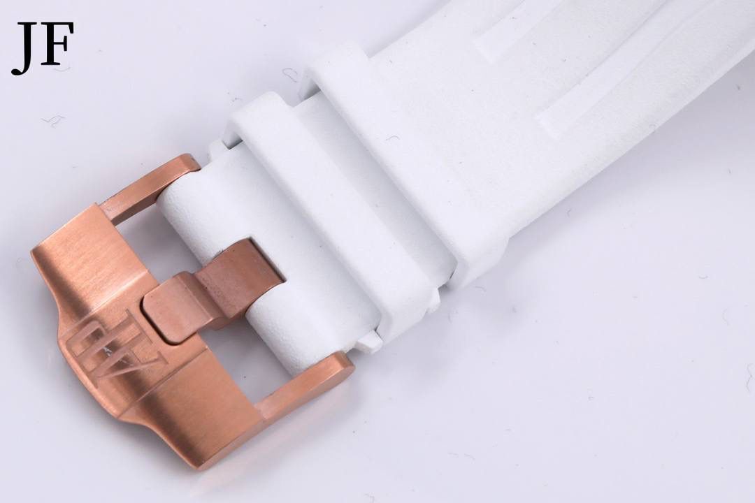 🚀品牌：AP 大熊猫🚀 系列：俗称金大熊猫 机芯：3126计时自动机械 材质：316精钢表壳 陶瓷圈 直径：42mm 皮带：橡胶表带 表扣：原装针扣 玻璃：蓝宝石水晶玻璃