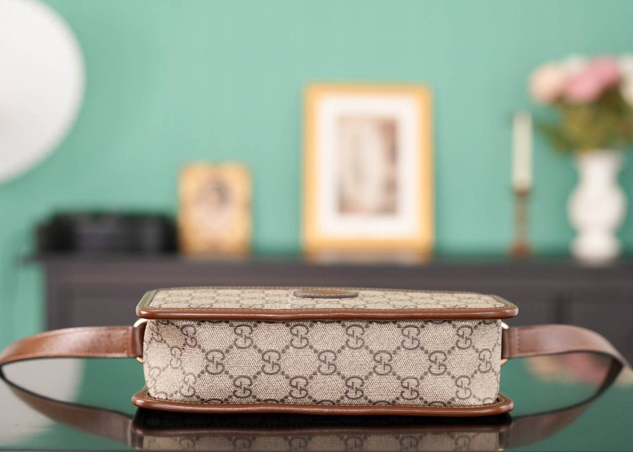 🥯GG Supreme帆布饰互扣式双G迷你手袋 相机包22cm 正品售价,400 小巧玲珑的长方形造型， 融合源自品牌典藏设计的符号元素和材质，打造出令人惊艳的复古风格 包身很轻便，而且空间很好， 体验感巨赞，男女同款，情侣款， 简约的颜值，却别具风格~ 官方款号 658572 尺寸：22.5x14x7cm