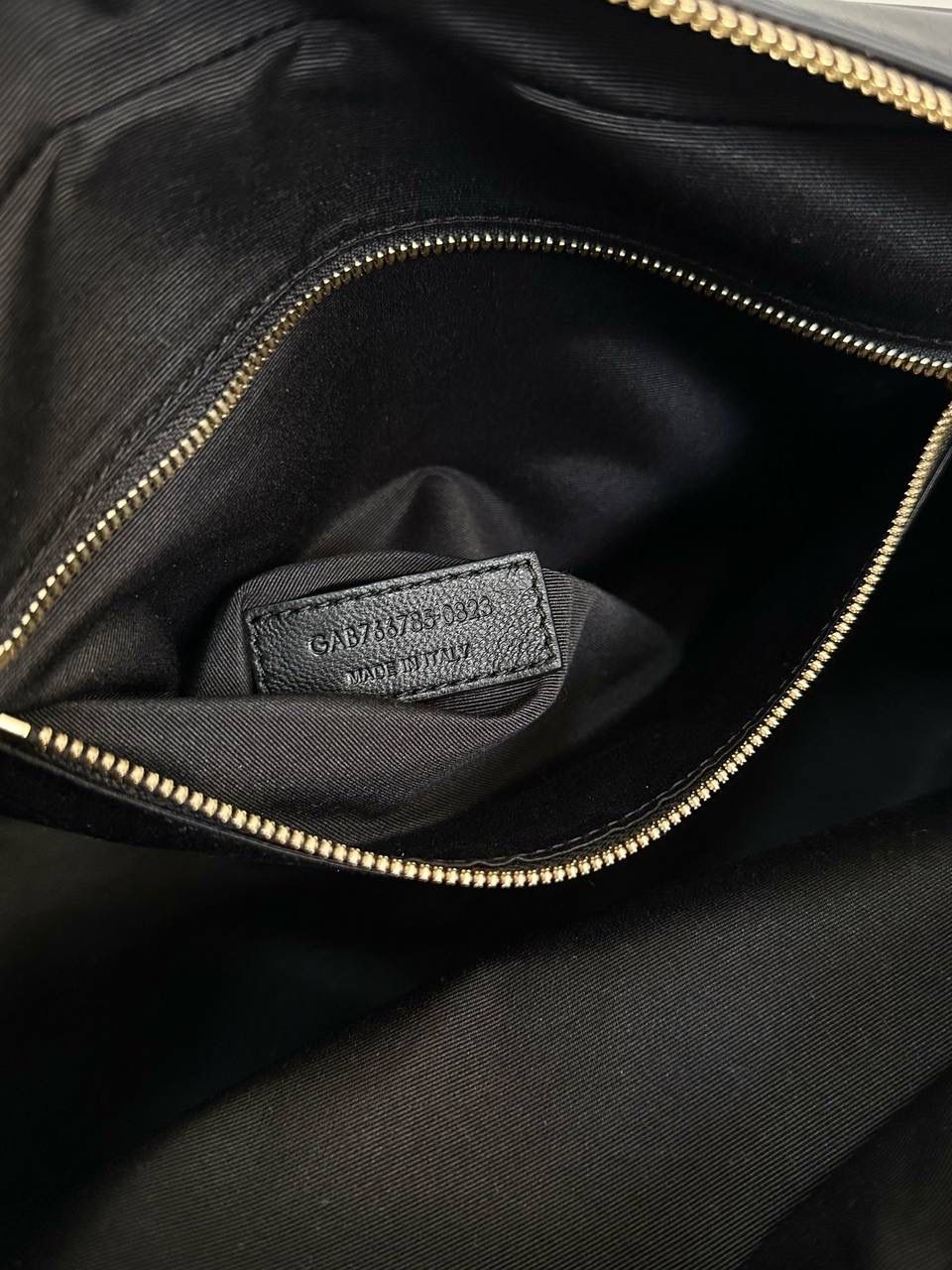 仅剩少量❗️ ys1 liya保龄球行李包🎳👛 为数不多的可以手拎的通勤包 容量超级大，喜欢大包的姐妹不要错过 双拉链大分区，里面还有小隔层 功能性实用性都照顾到 我真的很喜欢他们家扁平的菱形衔缝线 清冷和酷飒感一下就出来 你别说，这只保龄球还挺学院风哈～ 31×16×13cm766785m