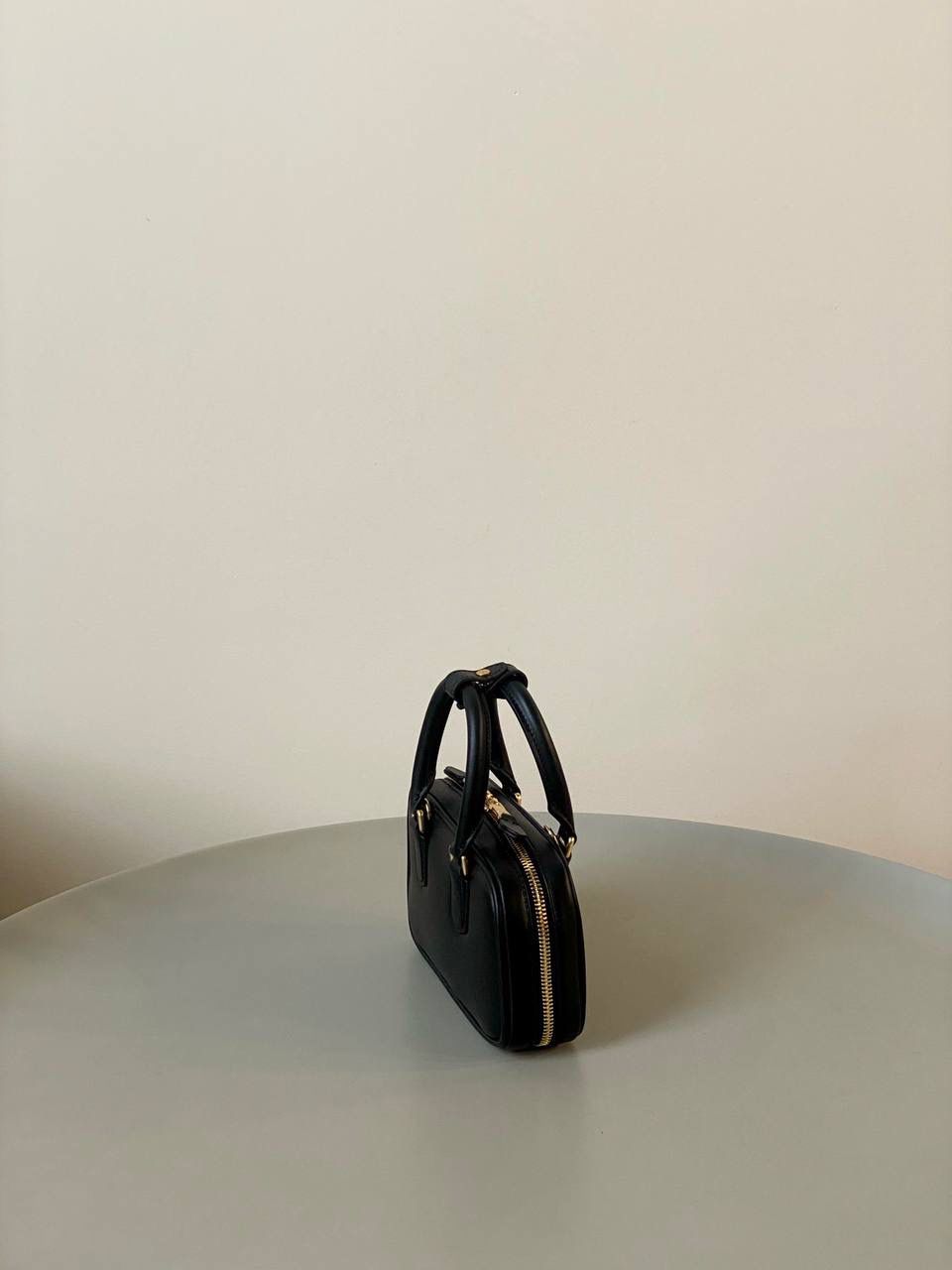 🈶黑色，迷你 𝗠𝗶𝘂𝗠𝗶𝘂保龄球，大爆款 新尺寸也太可爱了！ 喜欢小包的姐妹这只必买！它要比小号小一些也窄一些 就巴掌大小，但容量还挺大的 装俩部手机都绰绰有余，日常够用 肩带长短也很ok，手拎斜挎都好看 反正放心冲就是了！拥有它，上班牛马的心情都会被治愈～ 迷你：19×10×5cm #F0011m 小号：22x10.5x7.5cm 大号：27x12x9cm