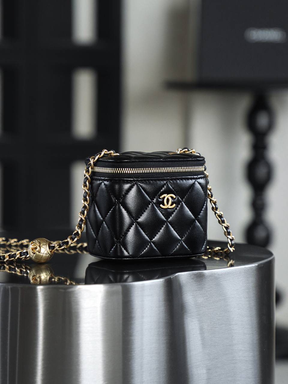 金球口紅包鑒定版👜 一包一碼 支持全球鑒定查驗身份證原廠專G GR皮料過關清單資料可査詢✅ 在時尚的廣袤宇宙中，金球口紅包宛如一顆奪目的璀璨明珠，散發著無可比擬的獨特魅力。 其巧妙之處在於，將口紅收納與精緻手袋完美融合，不僅可隨心調節肩帶長度，更成為點睛之筆，每一次轉動，都宛如開啟時尚魔法的鑰匙 五金：全銅厚鍍24k復古金 皮料：GR原廠小羊皮 尺寸：8.5*11*7cm