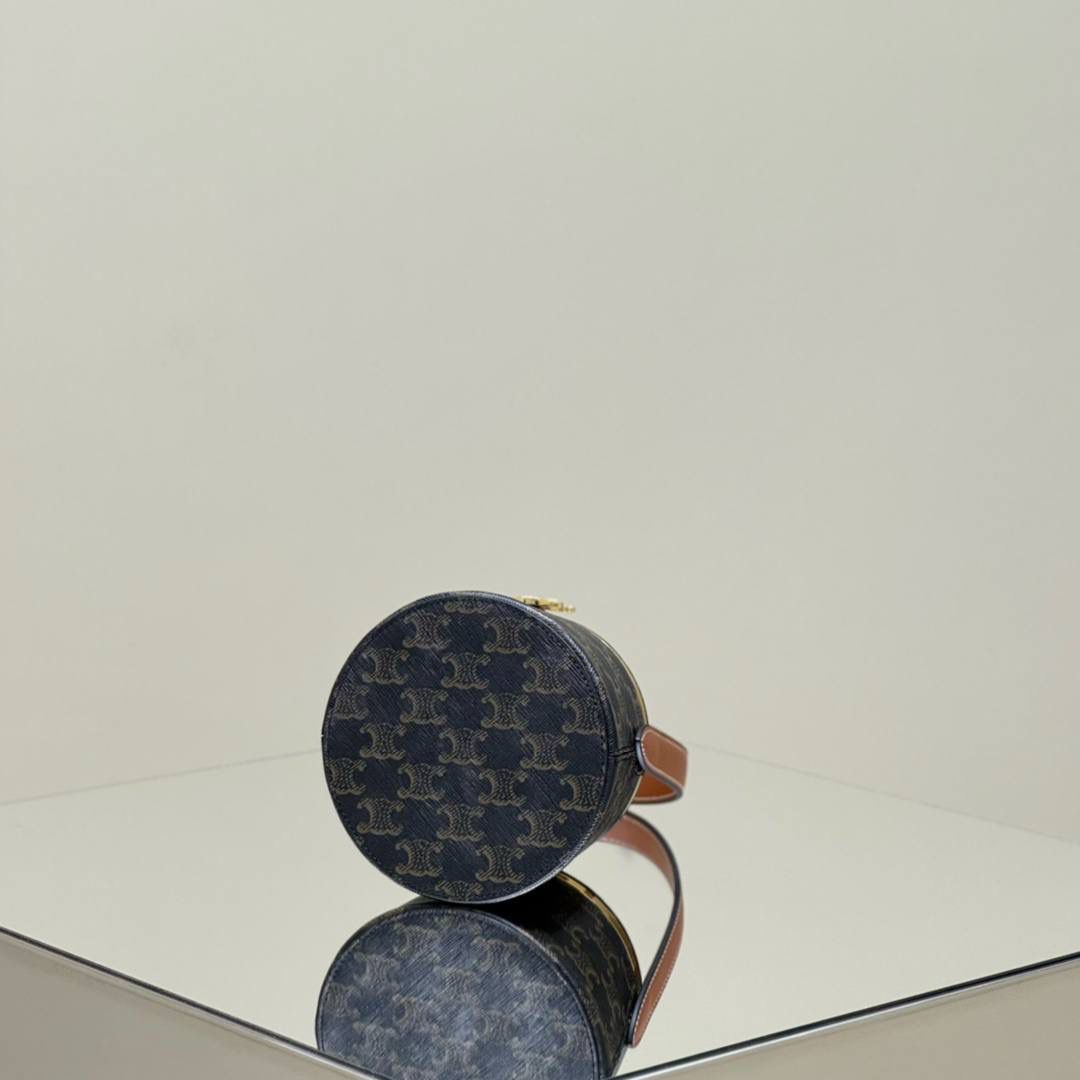 🔥大货实拍图 𝗖𝗘𝗟𝗜𝗡𝗘 ♥️ 𝗡𝗜𝗡𝗔手拎盒 型号：111353 尺寸：13*8*13cm 新品上线啦👏立体盒子包/化妆包~皮带子手拎设计➕圆筒包身，翻盖带镜子，可随时补妆。精致又不失实用性！凹造型拍照，或者当晚宴包，简直美呆🥳