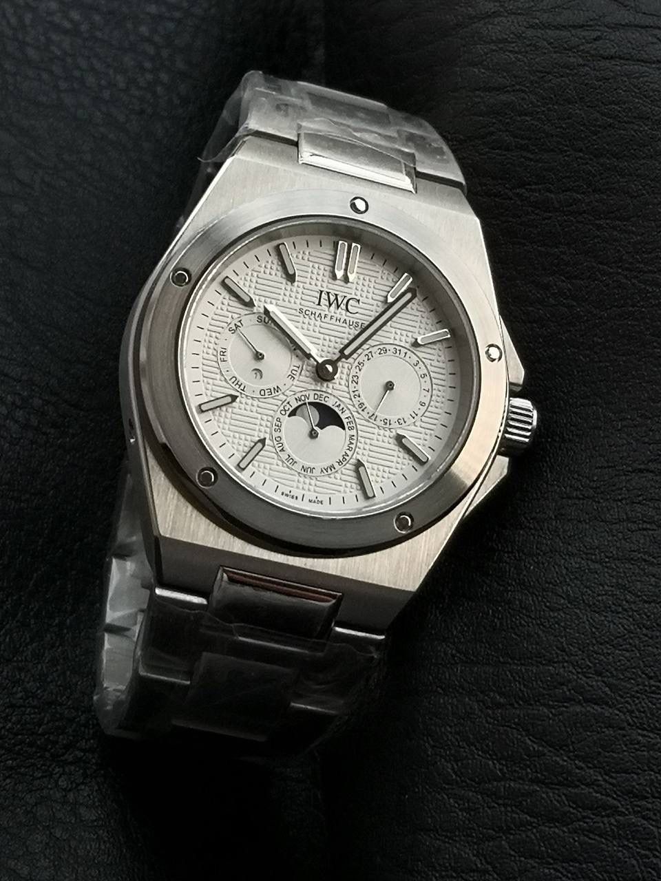 万国工程师系列万年历腕表，复刻界最复杂的腕表，所有功能同步原装，所有功能调节通过把头控制. 1⃣️【功能介绍】3点钟位置显示日历，9点钟位置显示星期，6点钟月份月相指针显示。 2⃣️【做工精细】外壳采用原版同样的三件套结构，中间拉丝，上下壳为抛光，镜面采用高成本的锅盖形蓝宝石，使其质感提升。 3⃣️【机芯性能】尺寸41.6mm,机芯采用天津机芯改82600，高效稳定，动力时间长达72小时以上，进行加装复杂的万年历模块，而且同步所有功能实现同步原装通过把头调节。 4⃣️【⚠️注意事项】由于万年历模块十分复杂在出货前都会调准时间，客户收到直接上链上手佩戴即可，⚠️请不要轻易乱调，由于机芯加装升级功能，调节需慢慢按调。