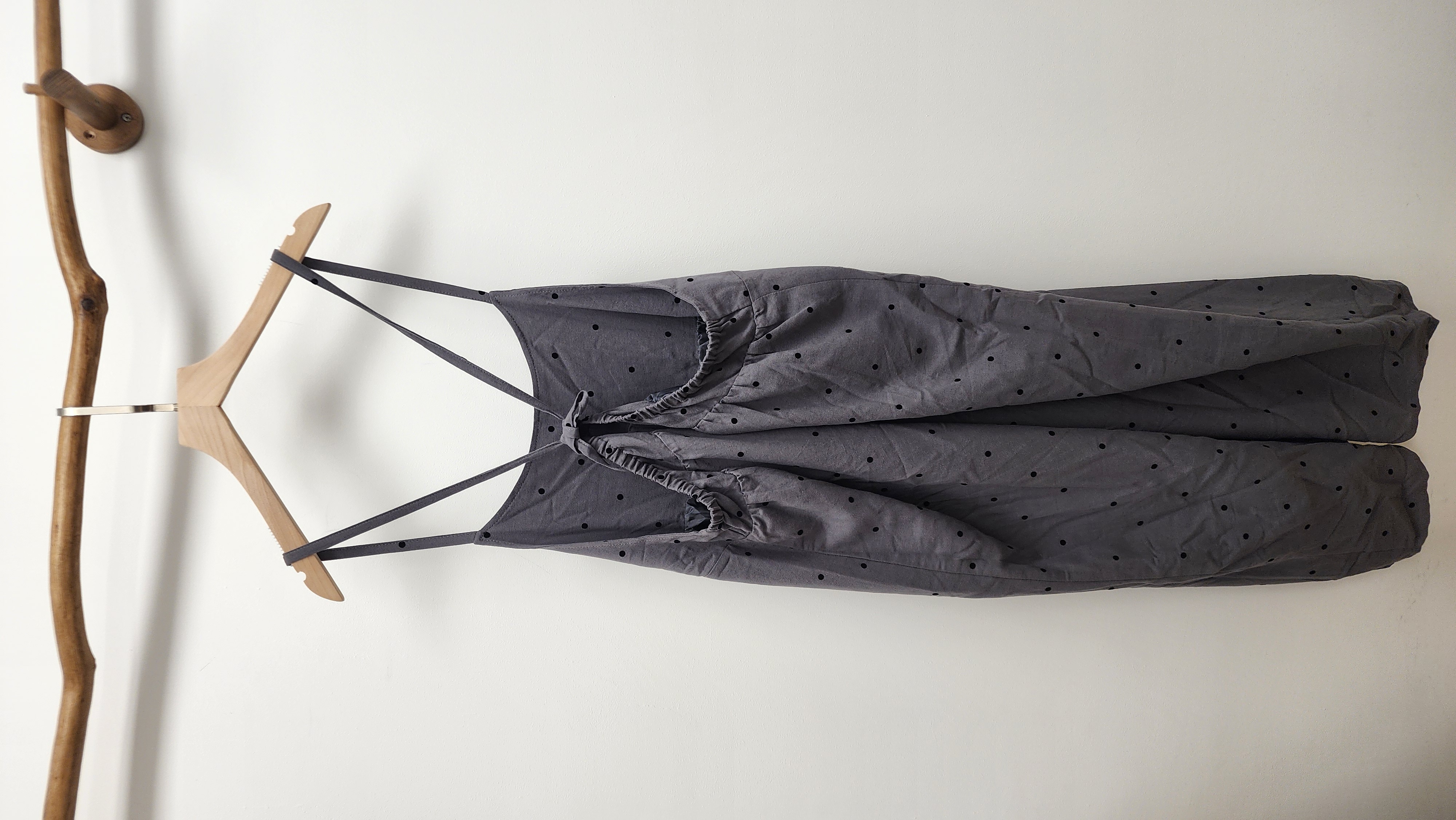 日牌炭灰拼黑波點吊帶連身裙