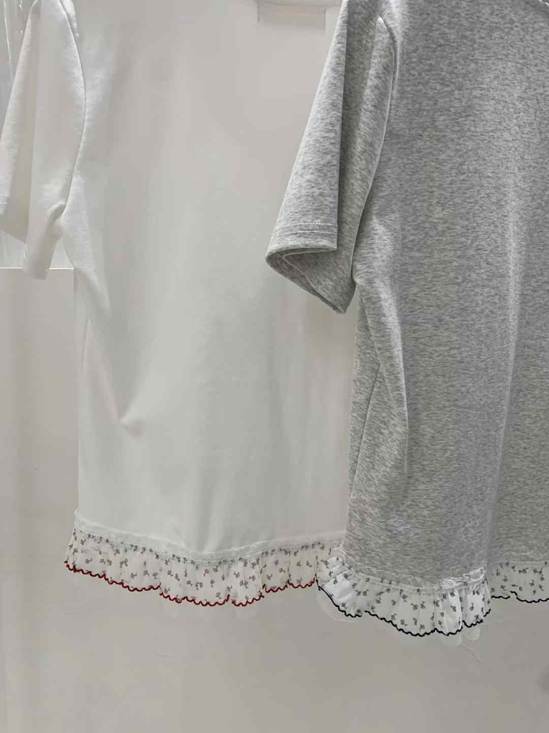 Embroidered Bow Tee with Lace Hem ‖ 蝴蝶结刺绣蕾丝拼接T恤 KR01774409