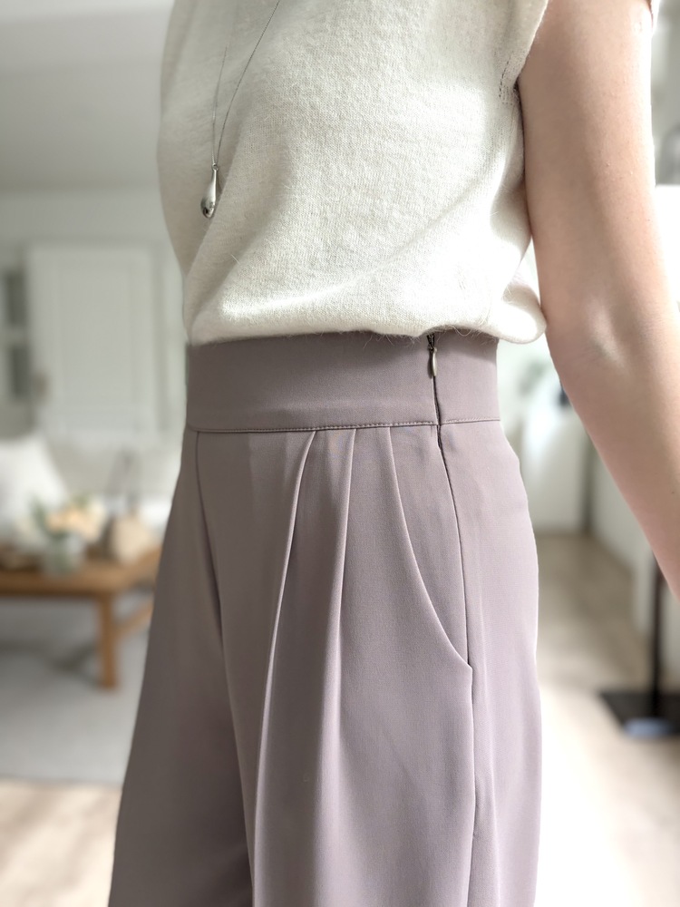 Charlyne Seamless-Front Slacks (Khaki Beige)