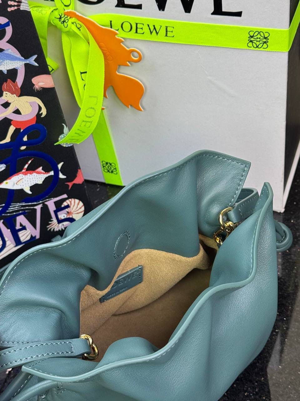 🎈全新升级—迷你烫金款𝙁𝙡𝙖𝙢𝙚𝙣𝙘𝙤出货啦✅ ❤️升级版福袋正面新增品牌烫金𝙇𝙤𝙜𝙤代替压印𝙇𝙤𝙜𝙤，肩带加宽同时增加两侧狗扣五金代替原本皮穿扣肩带，精致又便捷🥰 ❤️独家定制皮料五金，小牛皮皮质手感十分柔软且耐用，肩带🉑拆卸🉑调节，多种背法任你选择，容量超大，日常出行必备😍 ❤️独家品控，完全对版细节，全套礼盒🎁包装给你满满的仪式感🥰 迷你尺寸：𝟐𝟑 𝟗-𝟏𝟖-𝟗𝐜𝐦 款号：052030香根草绿