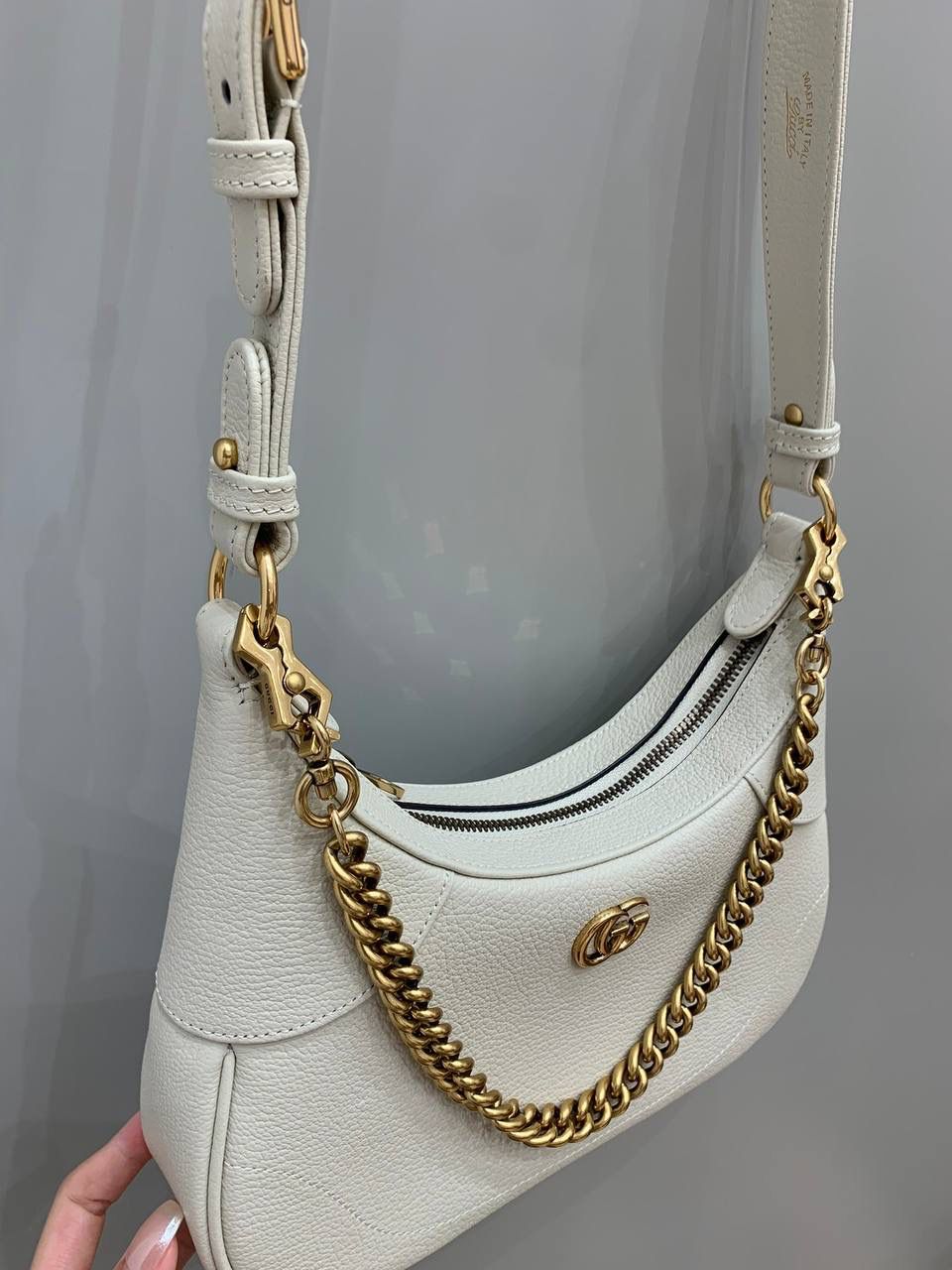 新背景实拍正品级 。（白色） 这只给我冲！！太多人要我出了，磨了很久终于出来了，这个皮质谁没买谁后悔，超级无敌软，软绵绵的，但是却很有形，一个包多达三种背法，百变时尚风格，不同背法可以变换不同风格，甜妹辣妹淑女风格都可以驾驭！金属质感很朋克，搭上原厂皮超好质感，这个包必须冲！！🔥🔥 型号731817 尺寸25/19/7cm