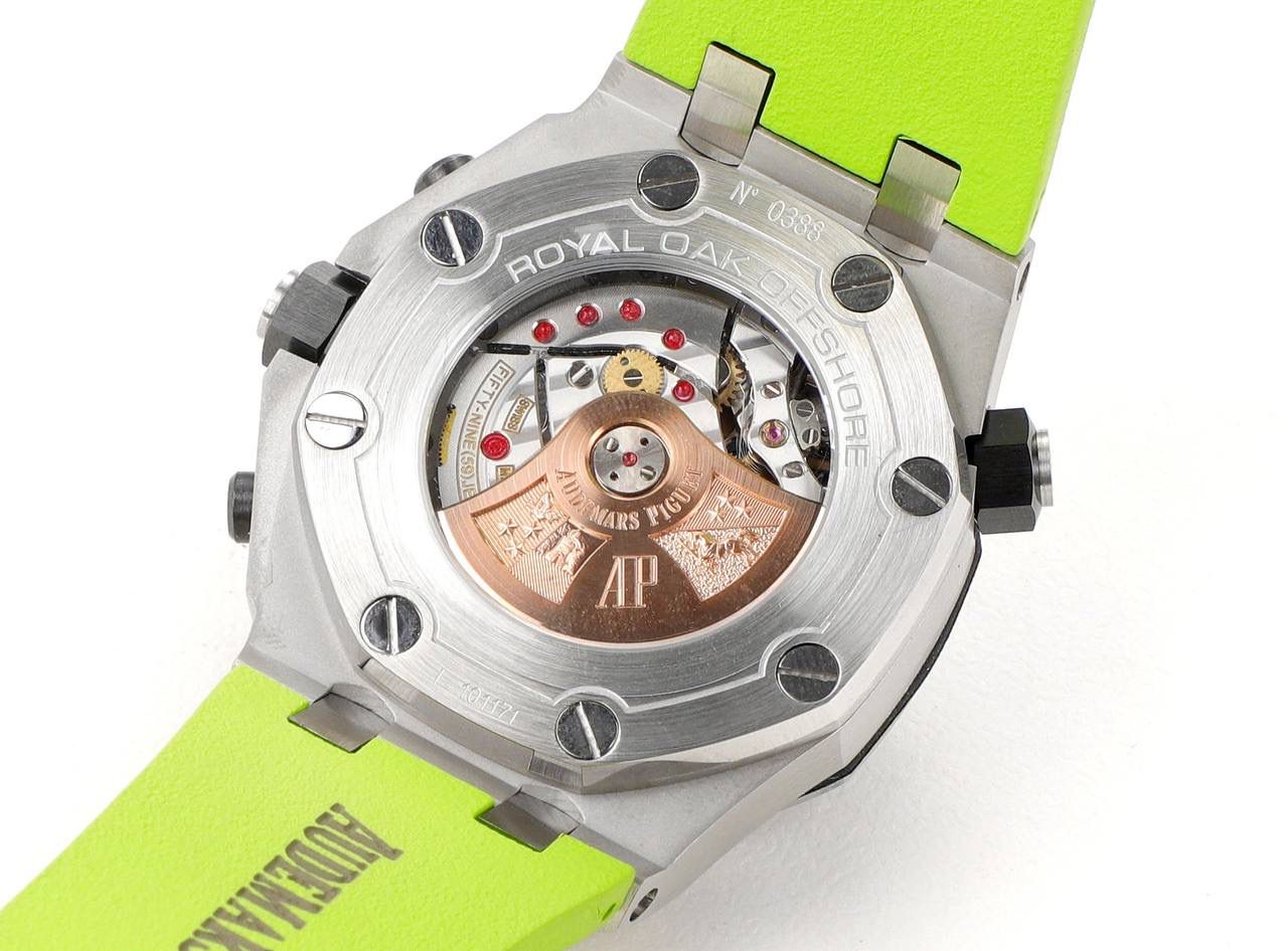 AP爱彼皇家橡树系列水果腕表 型号：26703 跑秒计时自动机械男表 搭载原版cal.3124机芯 直径：42mm 超强夜光🚀💯 1.表壳材质选用的316L精钢，经过CNC一次成型锻造了42mm的表径，表壳在经过拉丝工艺多次打磨抛光后做到了无懈可击，包括螺钉也一致还原 2.表盘字面格纹错落有致，立体感很强。刻度线粗细程度以及长短均与正品保持一致。条钉时标内部填充超强夜光材料。两组小圆盘对称分布，就像两只小眼睛。盘面内有一圈一圈的放大环，细节处理很到位。 3.橡胶表带表面的磨砂质感很强.采用无味不沾灰尘的进口橡胶，只为提高佩戴的舒适感 4.前后玻璃都采用蓝宝石水晶镜面玻璃，镜面通透性也很强。这款腕表采用3124机芯，做到了外观和正品的极其相似，走时精准稳定！！！