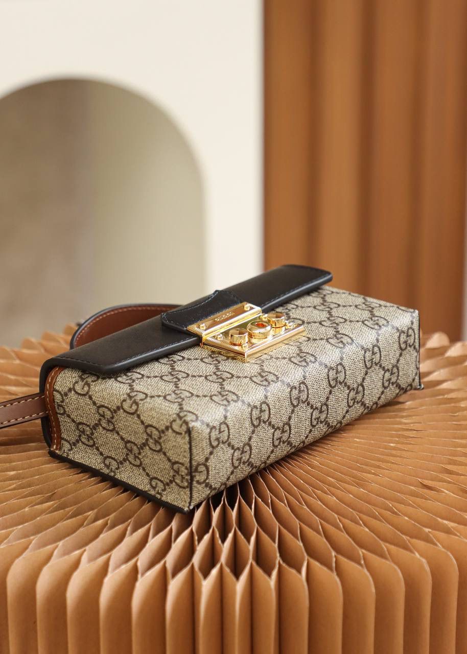 𝙥𝙖𝙙𝙡𝙤𝙘𝙠系列新成员 正品皮#652683# ✔尺寸：18*10*5cm 经典之王，𝙥𝙖𝙙𝙡𝙤𝙘𝙠新成员，经典标志性的小锁扣作为主打，保留了原样貌的设计，但；与以往的padlock设计不太一样，迷你的包身，增加了更多的可爱元素，包身非常轻巧，且不是定型的包身，看着更时髦的味道，可背，可手提，背带也可以拆卸，更加人性化的设计，这一届的设计师真的太懂女人啦！🤩🤩