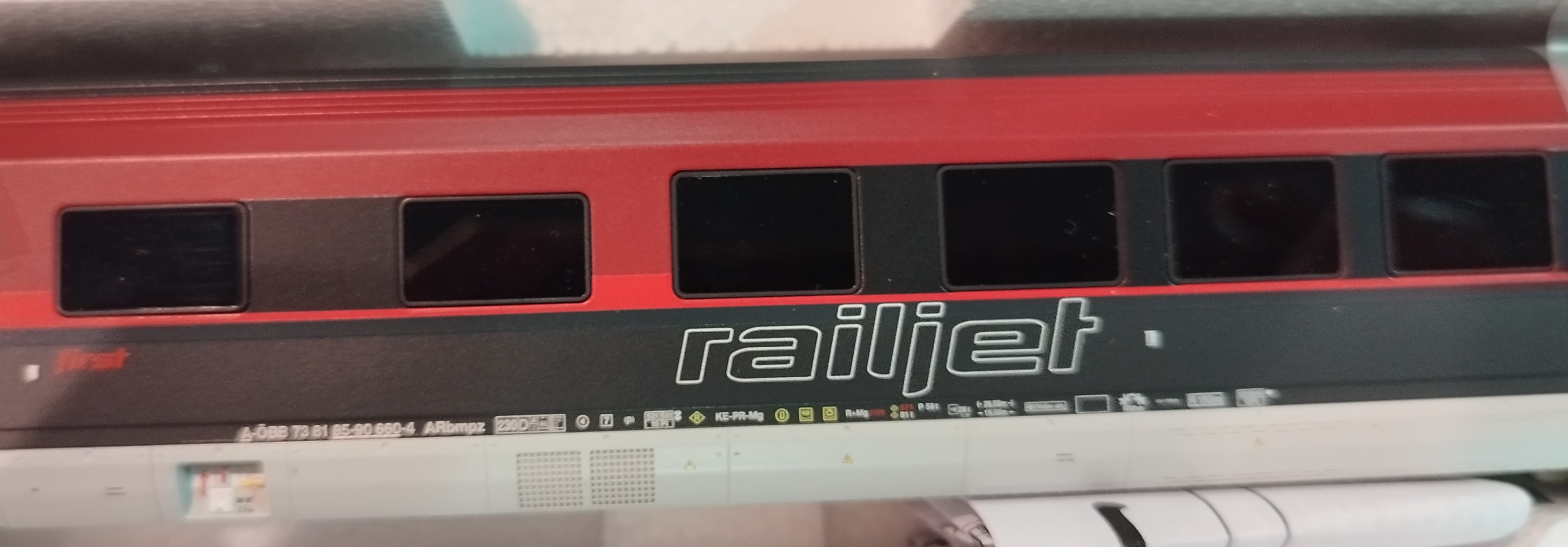 Roco Railjet OBB High Speed Coach set (4pcs HO-scale) D.C. 2-rail