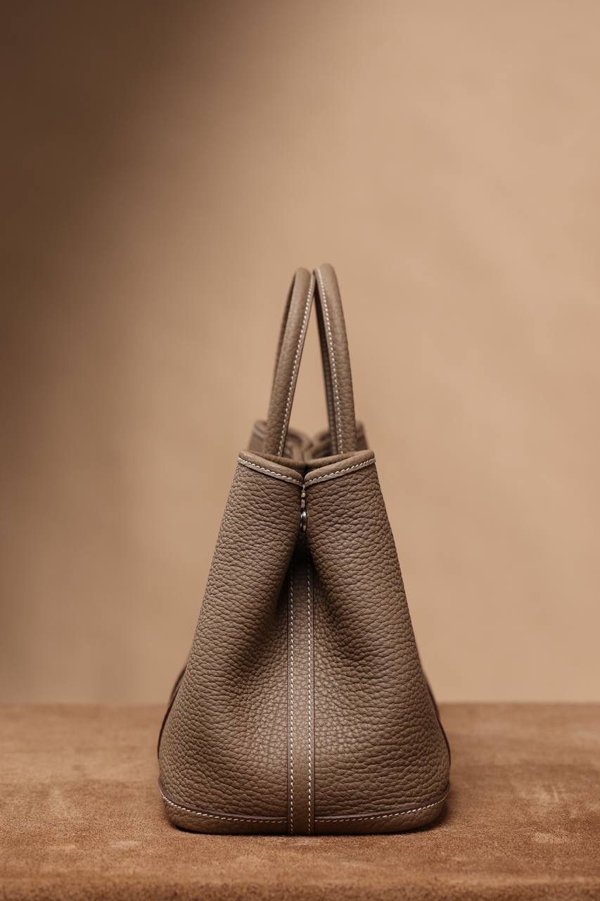 Hermes 爱马仕 Garden Party 30 大象灰花园包👜✨ 尺寸：30*20*13cm 花园包独家渠道货，独家欧洲原厂皮原厂五金组装ZP尾单货，独一无二的天花板渠道货 面料是采用法国原厂的Togo皮，纹路清晰，颗粒感饱满，手感细腻，扑鼻而来的香味，爱不释手 版型真的是决绝子 喜欢大包的就入手吧 😍🤟🏻