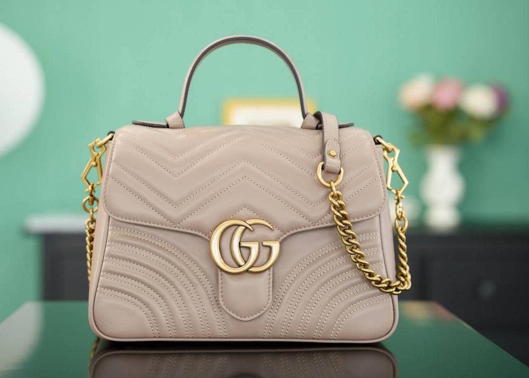 👜🔥Marmont系列绗缝手提包邮差包 奶茶色 27cm （原厂皮 全铜五金） 正品售价,500 独家原厂皮发售 限量级别 意大利原材料开发，这个大小简直是最完美的尺寸，什么随身携带的东西都可以轻松收纳，能手拎也可以单肩斜挎，自重轻，超级百搭不挑人~温柔大气，好看极了！！！ 官方款号 498110 尺寸大号：27x19x10.5cm 小号：21x15x8cm