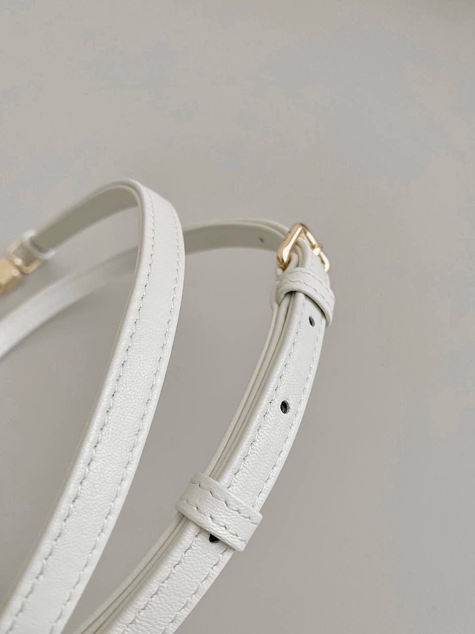 白色超迷你🎀 𝗗𝗶𝗼𝗿 𝗗-𝗝𝗼𝘆 𝗯𝗮𝗴羊皮2023早春款 时尚果然就是轮回，回归了一把中古戴妃 长方包形，短链条➕细长肩带直接封神！！😍😍 复古时髦感超强，真是什么场合都可以把住 绝对是lady中的天花板了，强势出圈啦姐妹们 17.5×10.5×6cm