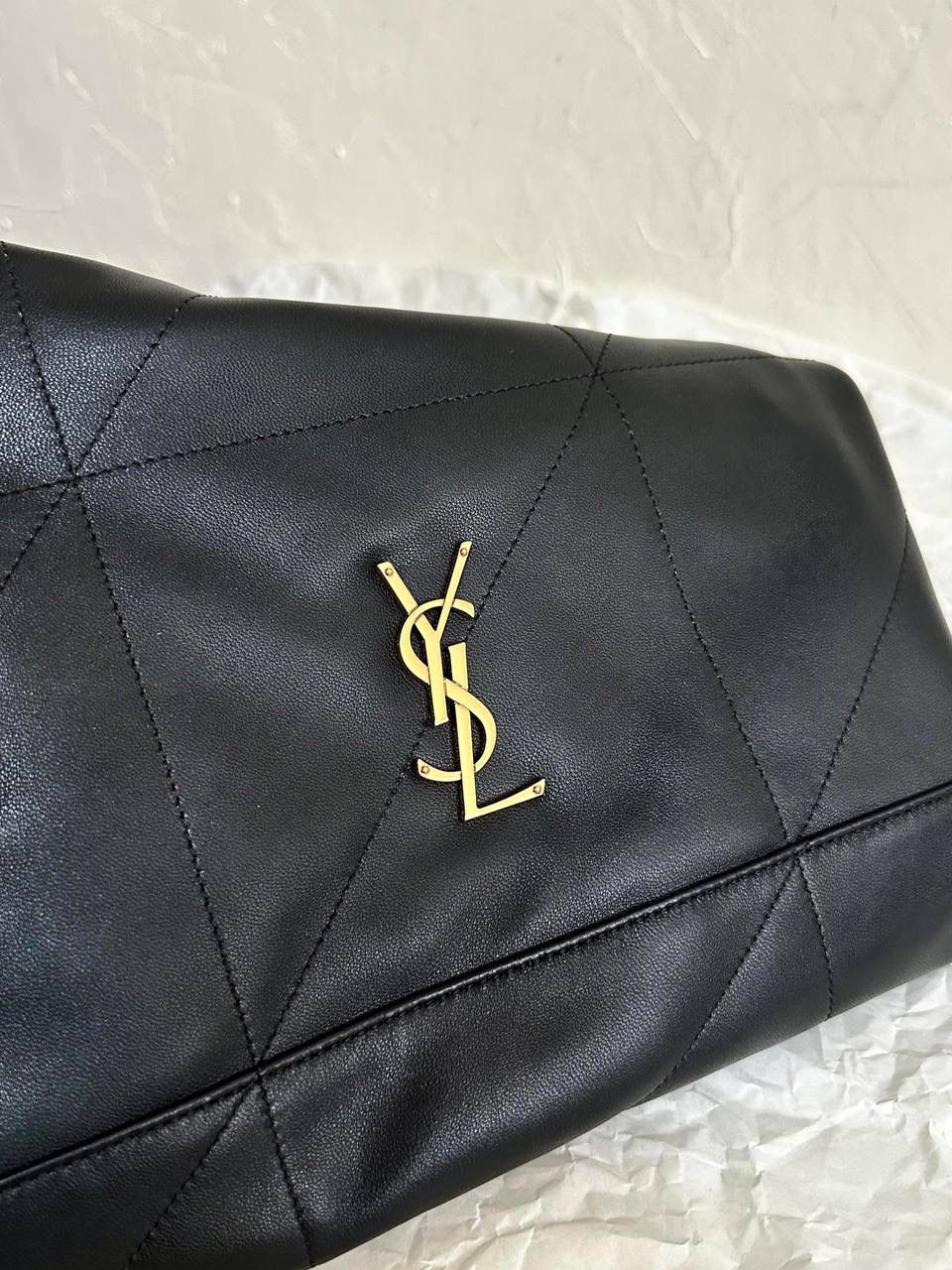 爆款🔥仅剩少量❗️ ys1 jamie垃圾袋黑色♟️ 其实一点都不想叫这只tote为"垃圾袋" 因为它实在太优雅太高级了 完全不是"垃圾袋"的那种粗犷和狂野 属于垃圾袋中仅一份的特立独行的风格 加上包身依旧用了小羊皮的质感 就显得它更秀气了☺️越看越喜欢🥰 大小容量也正好，整体不会拖沓 zp开发是基础操作了 要做到90%的相似度很简单 而要做到95%以上，那就要在各方面细节上都仔仔细细打磨一番了 没错，我家就是为了做到95%以上的相似度 才导致出货时间总是靠后 不过我相信酒香不怕巷子深 一定会有人懂我的✊🏻✊🏻 38×33×2cm781666m