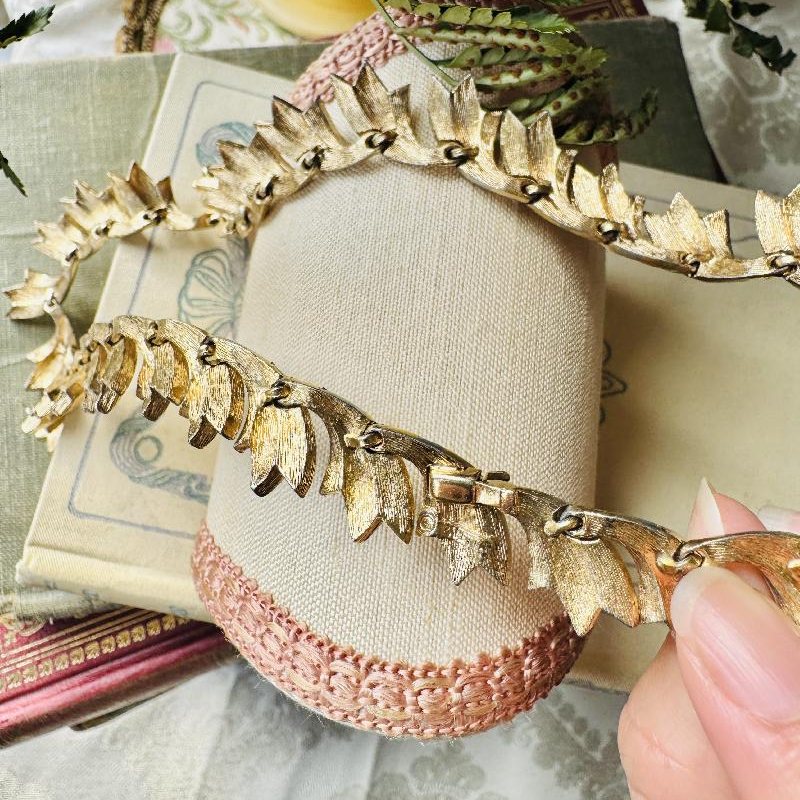 Vintage 1950s Designer Panetta Golden Leaf Necklace with Elegant Hidden Clasp Design(MT2429)
